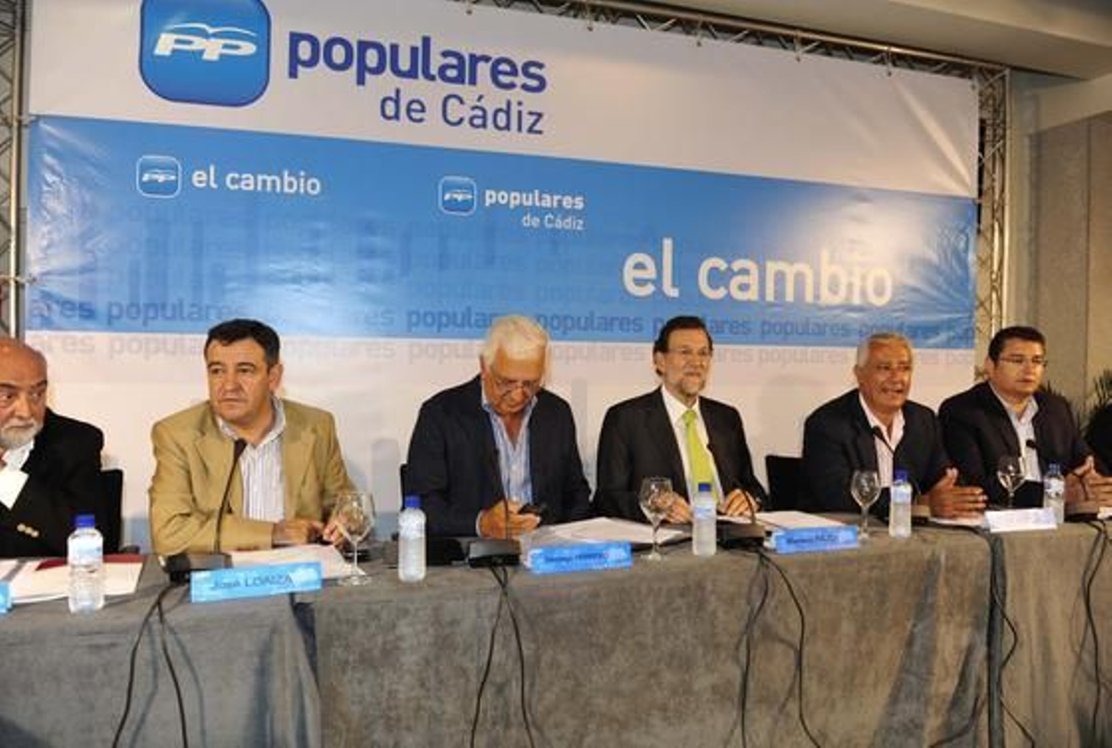 La cúpula del PP, con Mariano Rajoy que presidió el encuentro mantenido ayer en La Isla con los empresarios

Foto: Elias Pimentel