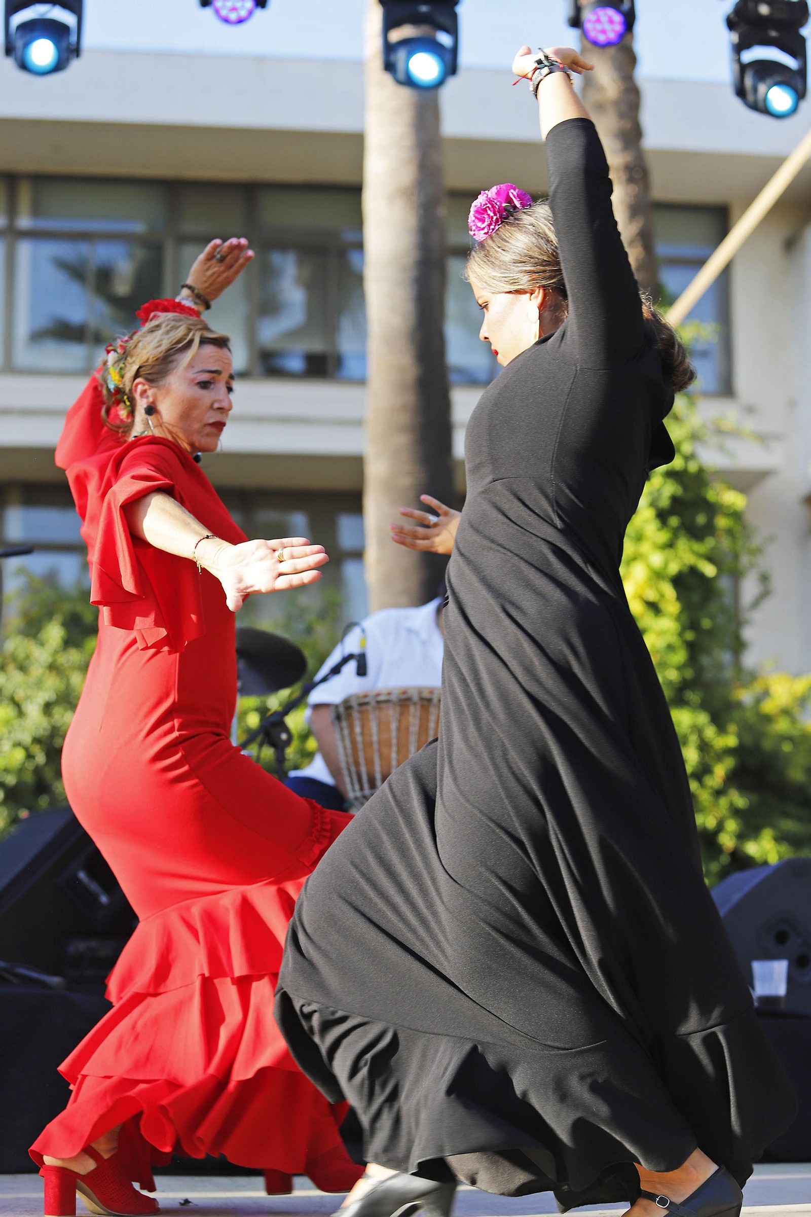 Imágenes de la Feria de las Sevillanas en los jardines del muelle