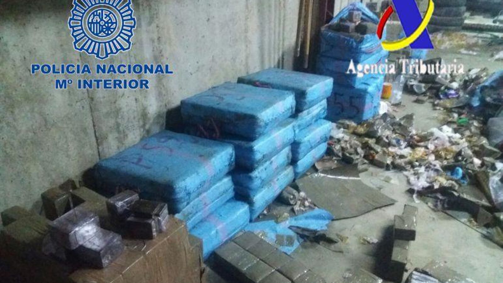 Parte del hachís incautado en la nave cartayera.