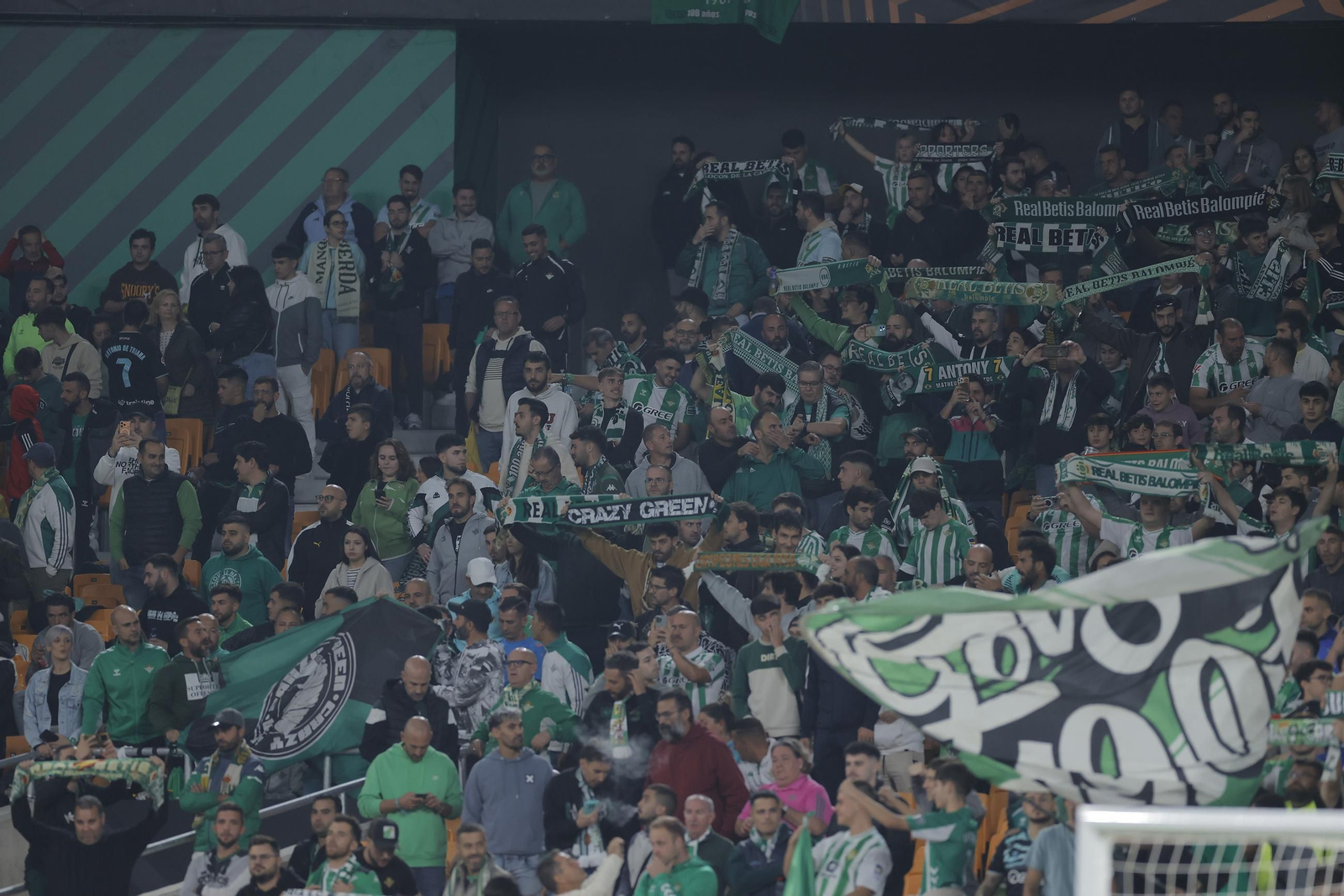 Búscate en las fotos del Betis - Olympique Lyonnais
