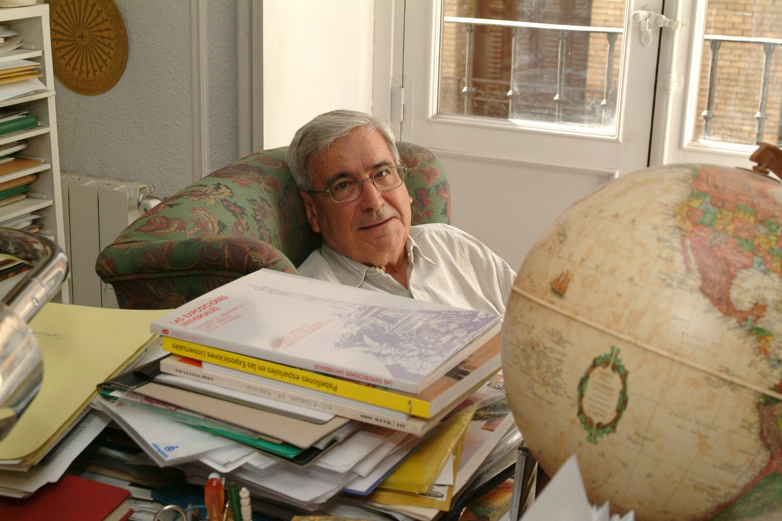 Antonio Bonet Correa, rodeado de libros.