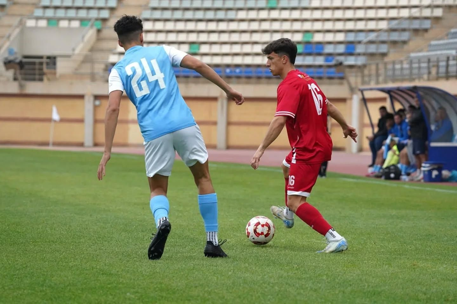 Un jugador del conjunto ejidense presiona a un rival durante el encuentro disputado este curso en Santo Domingo ante el Motril. Un jugador del conjunto ejidense presiona a un rival durante el encuentro disputado este curso en Santo Domingo ante el Motril.