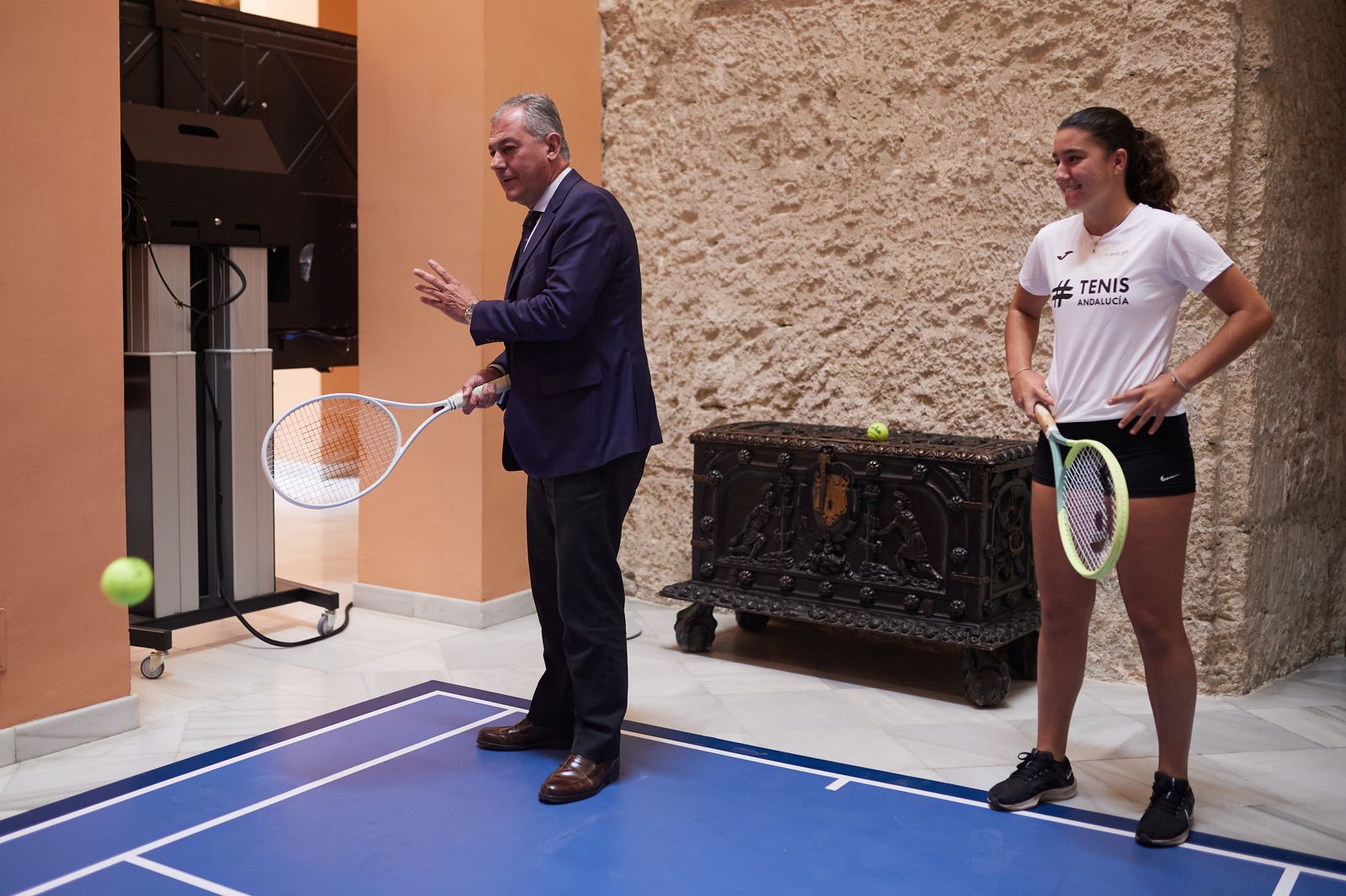 Las fotos de la Copa Billie Jean King con el alcalde jugando al tenis