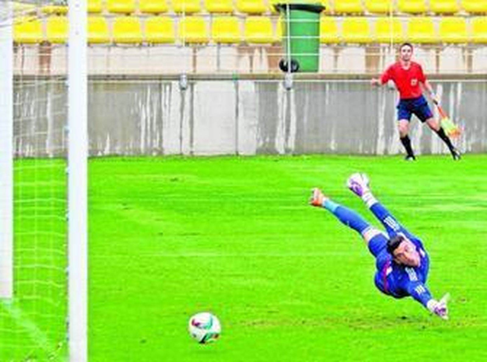 A la izquierda, primer gol del San Roque de Lepe en la portería bética. A la derecha, lance del encuentro disputado en el Ciudad de Lepe.