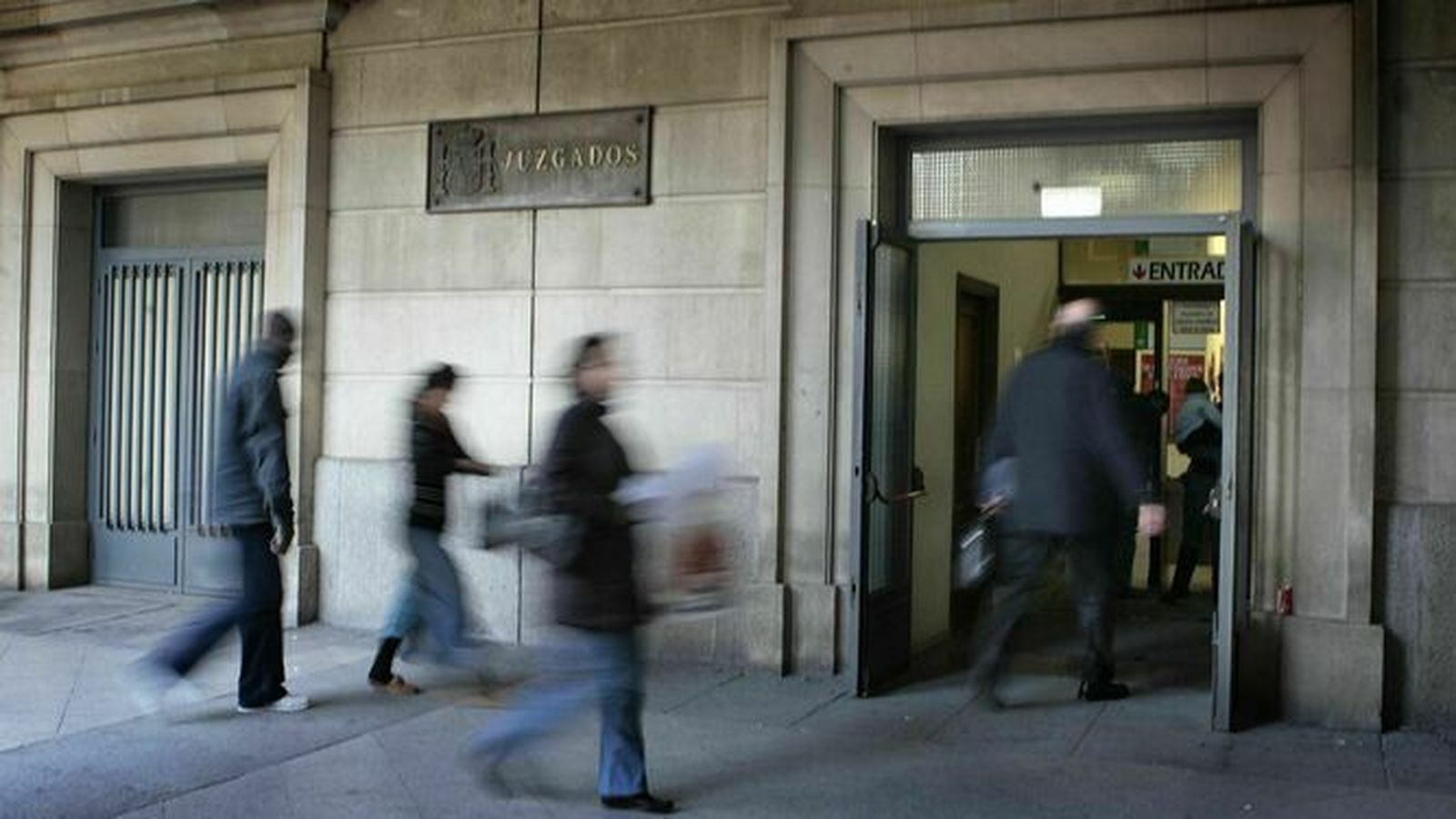 Entrada de ciudadanos a la sede de los juzgados de Sevilla