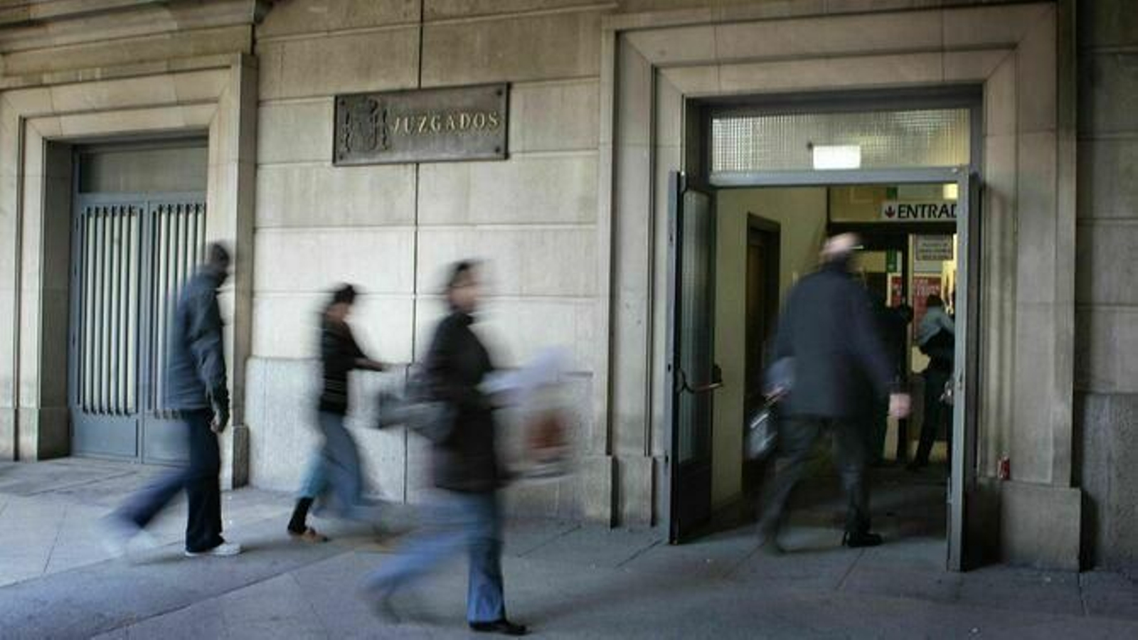 Entrada de ciudadanos a la sede de los juzgados de Sevilla