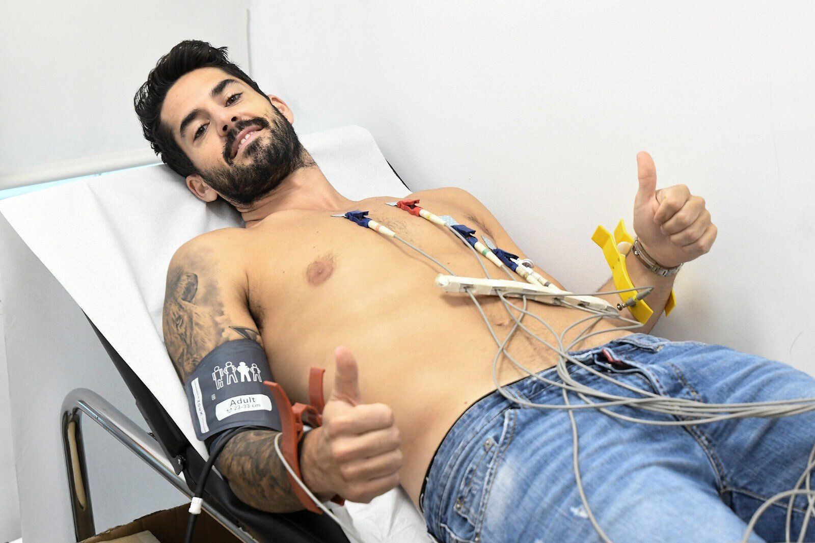 Una imagen facilitada por el Sevilla del reconocimiento médico a Isco.
