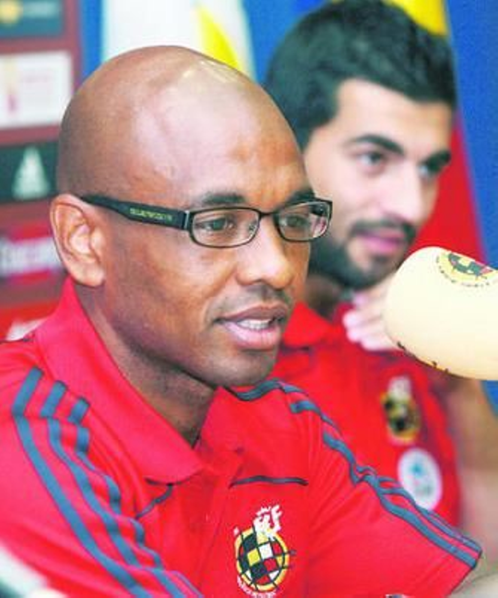 Senna, con Albiol al fondo, en la sala de prensa.