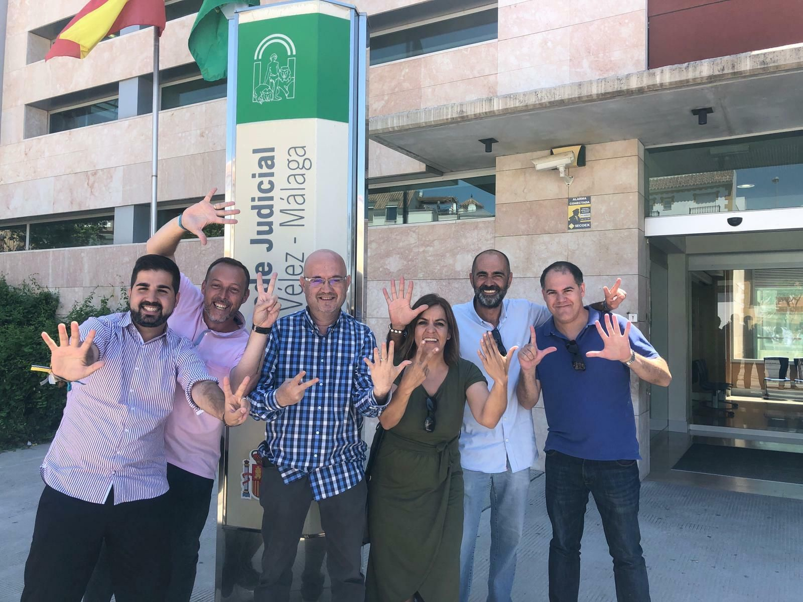 Los ediles del Gipmtm celebran el séptimo concejal del grupo en Vélez-Málaga.