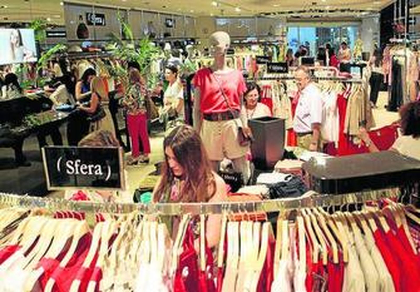 Interior de la tienda abierta ayer.