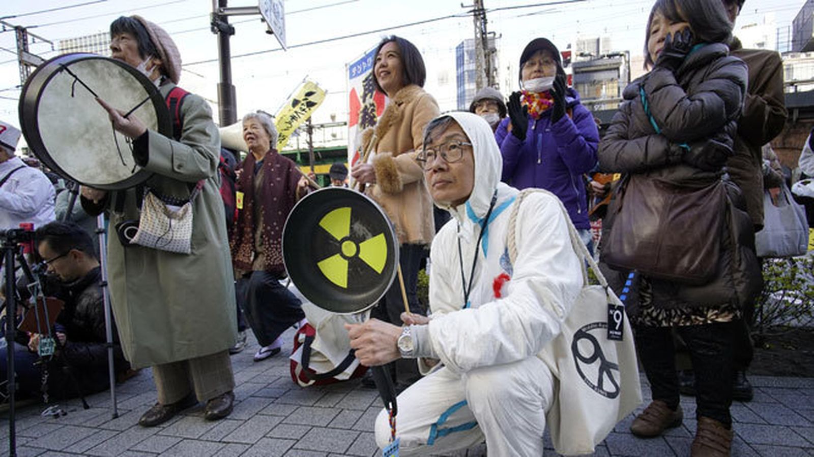 Manifestantes antinucleares, en una marcha de protesta este sábado por la calles de Tokio.