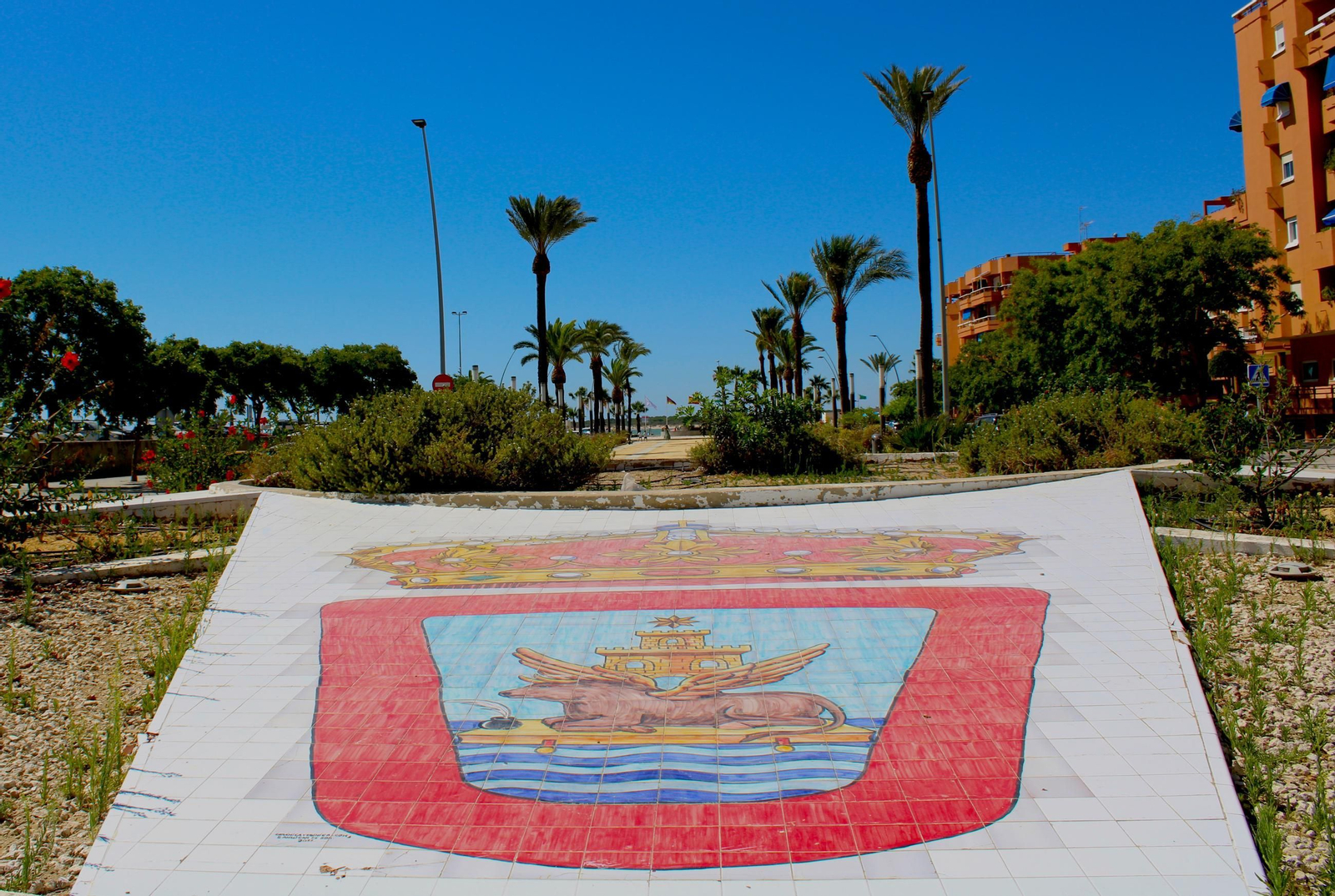 Escudo de Sanlúcar en La Calzada.