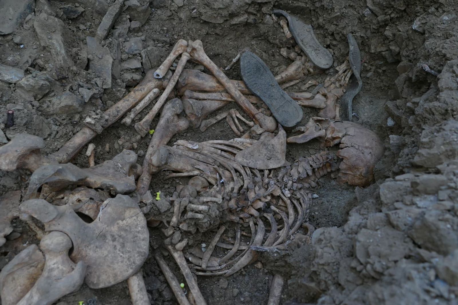 Restos hallados en el cementerio de Zufre.
