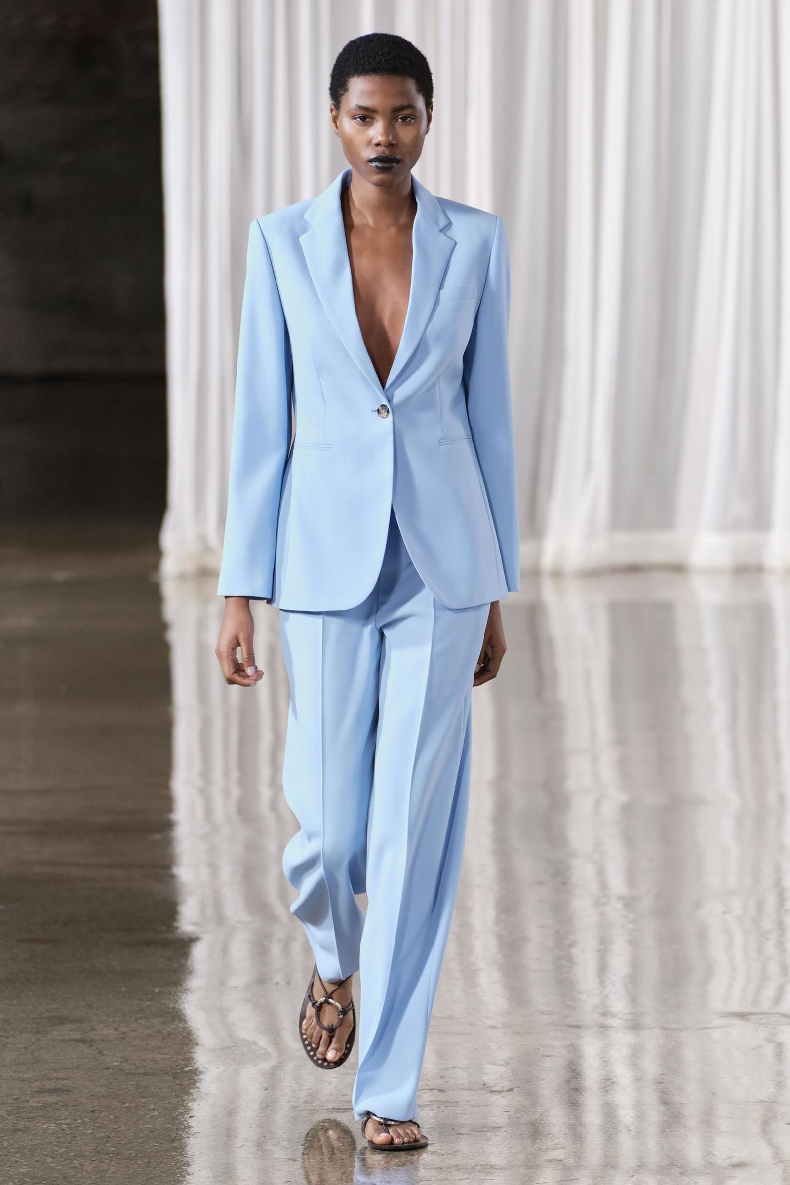 Traje de chaqueta celeste de Zara.