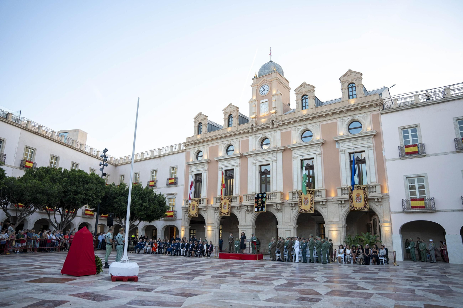 El Escudo de Oro de la ciudad de Almería a la Legión, en imágenes