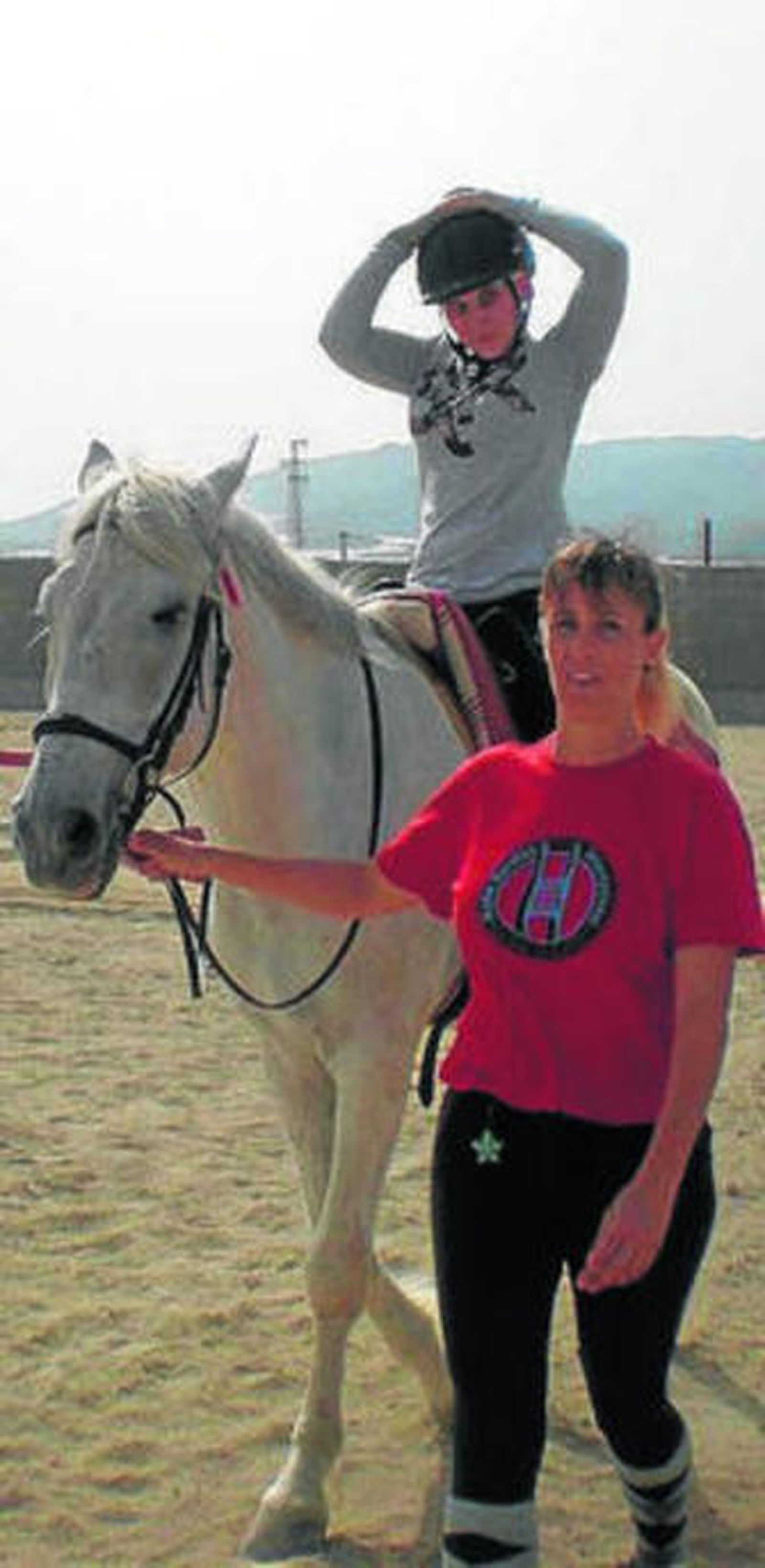 1. La sonrisa se refleja en la cara de la alumna una vez posicionada en su caballo, Rocinante. Lleva poco tiempo recibiendo esta terapia pero poco a poco va mejorando sus posturas y va adquiriendo confianza y autonomía.  2. Una vez se inicia la marcha, los alumnos van realizando uno a uno los ejercicios posturales que han venido aprendiendo en sesiones anteriores para mejorar el equilibrio y corregir posturas. Todo ello guiados por la monitora que les acompaña en todo momento. 3. Dos de las alumnas practican los ejercicios en común, algo con lo que se divierten mucho.