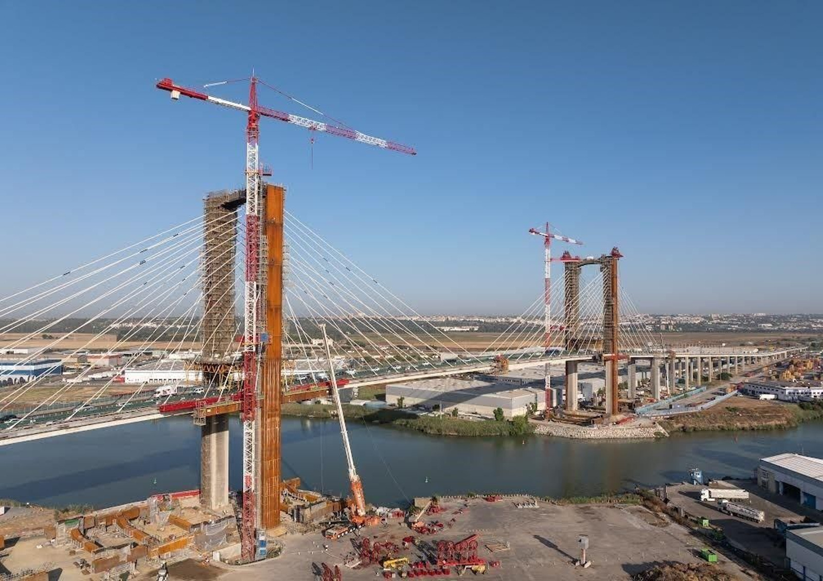 Grúas y obras en el puene del Centenario de Sevilla, punto clave de la ronda SE-30