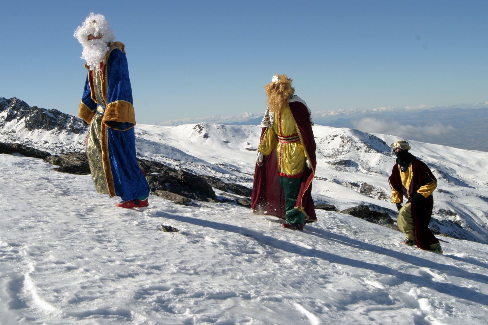 Los Reyes Magos con sus esquís.