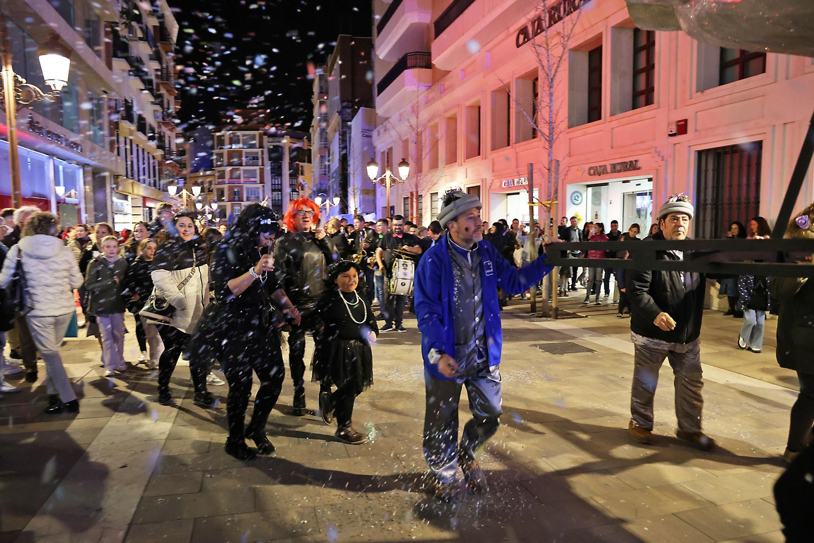 Imágenes del entierro del choco por las calles de Huelva