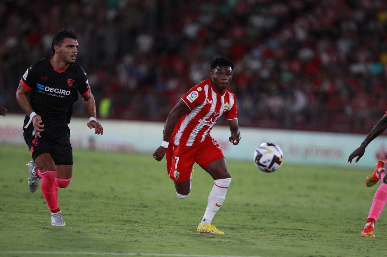 Rekik persigue al goleador Ramazani.