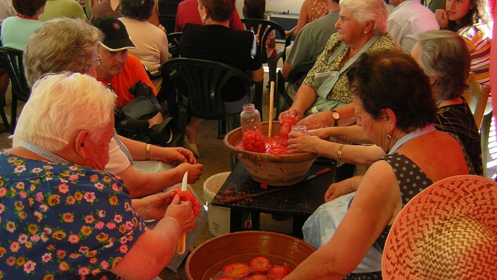 Señores almonazterenses preparando el tomate en conserva