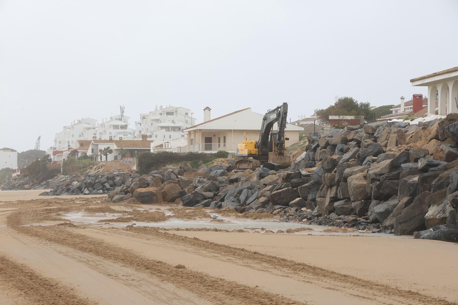 Casas destrozadas en El Portil junto a la línea de playa por el temporal: impactantes fotografías de los daños