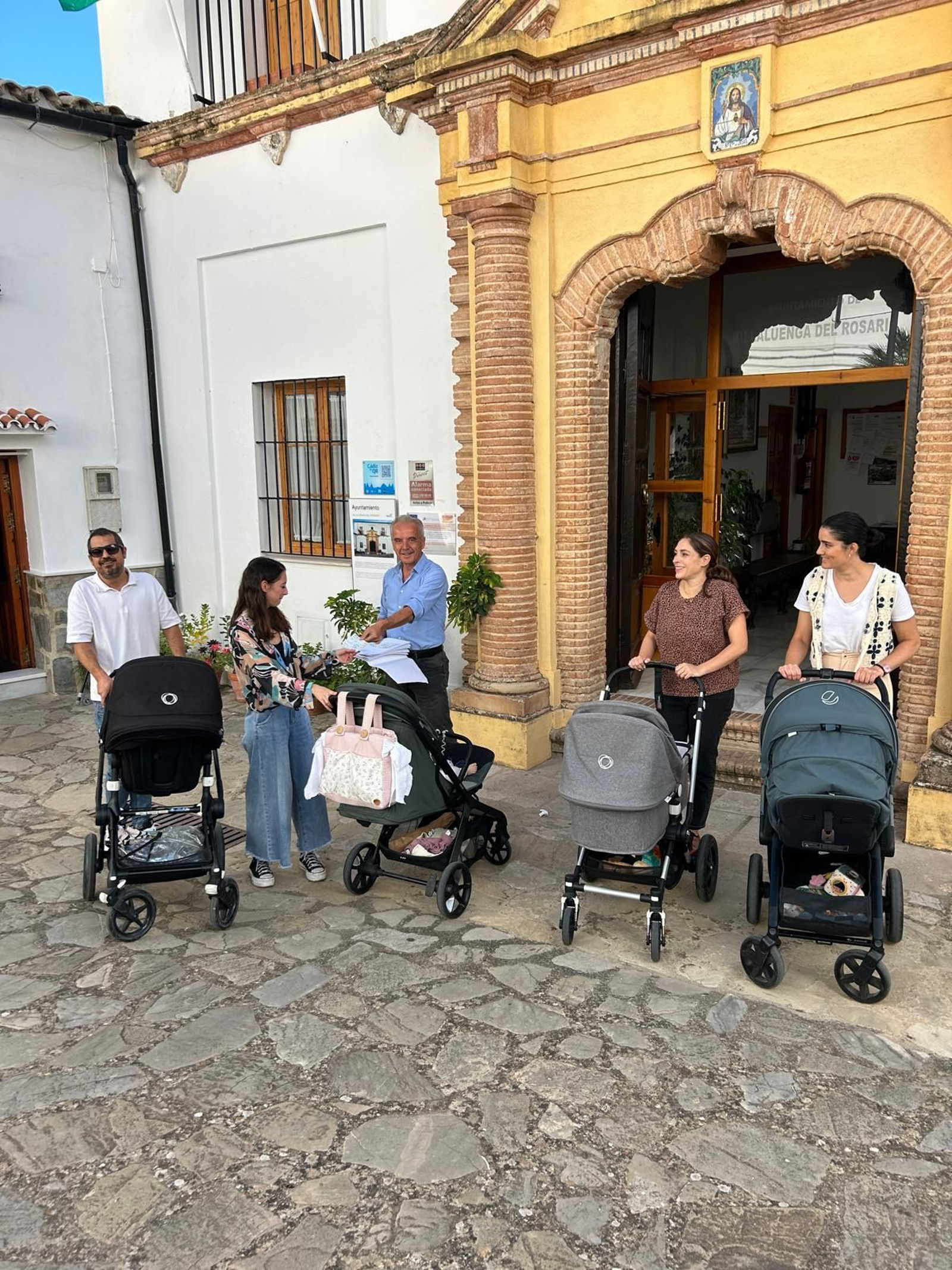 El alcalde de Villaluenga, con las familias de cuatro recién nacidos.