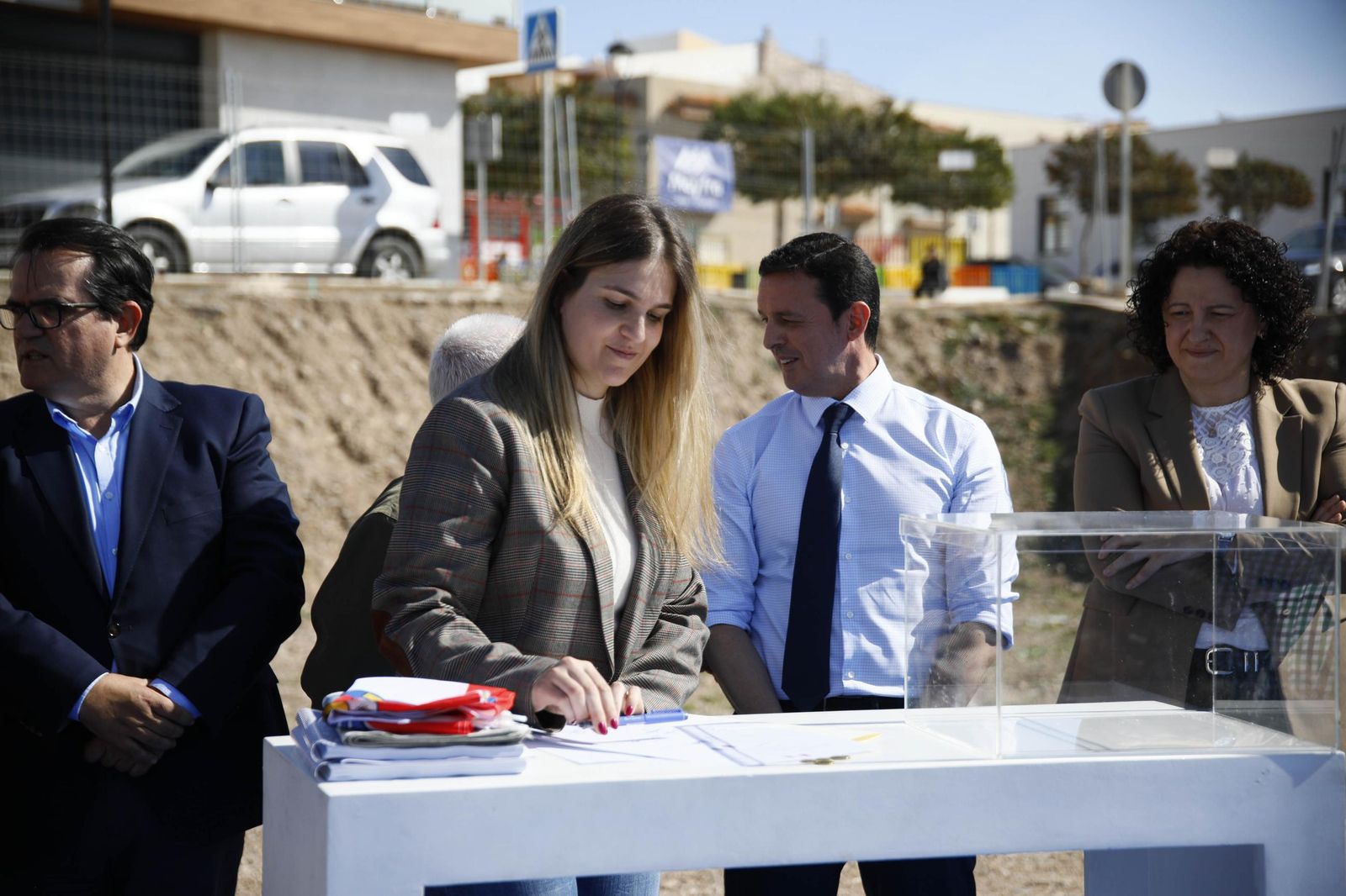 Las imágenes de la primera piedra del Centro de mayores en Balanegra