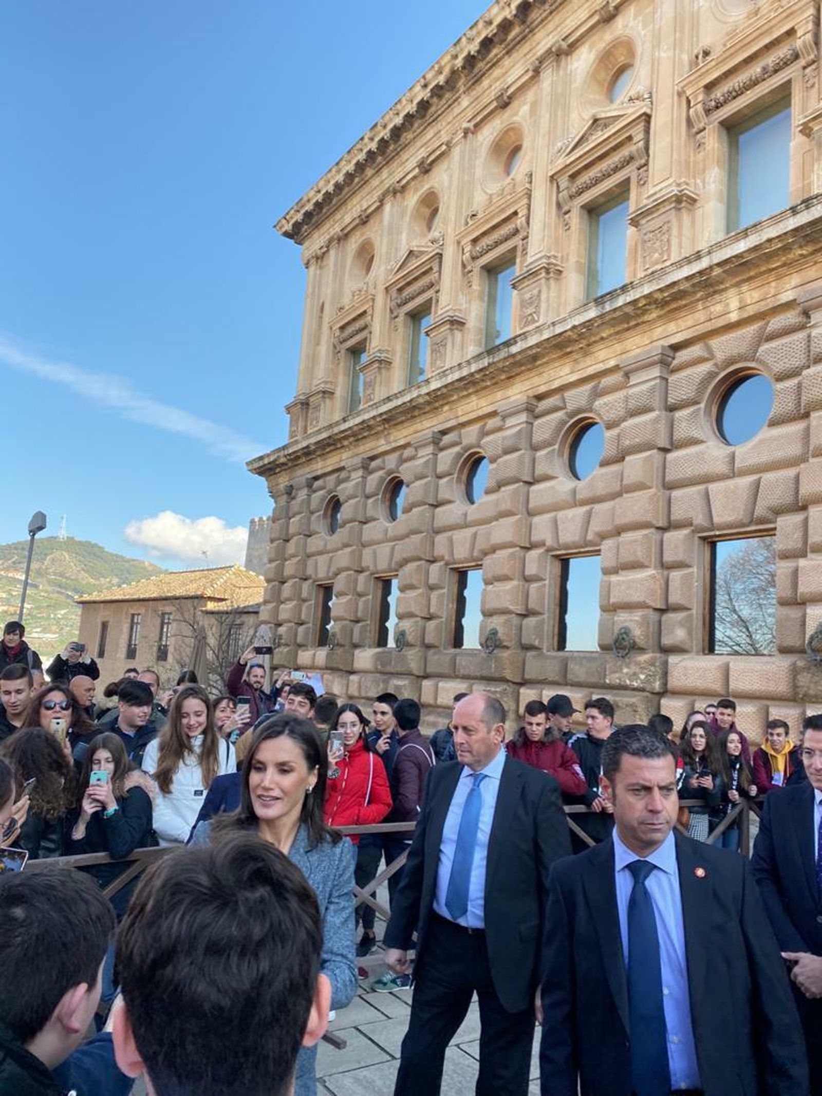 La Reina Letizia saluda a sus seguidores en la Alhambra.