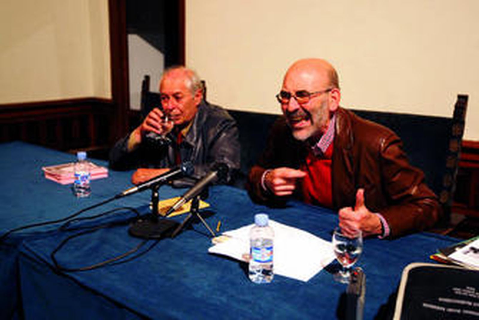 José Antonio Fortes (i), junto a Antonio Carvajal,durante la conferencia del pasado miércoles.