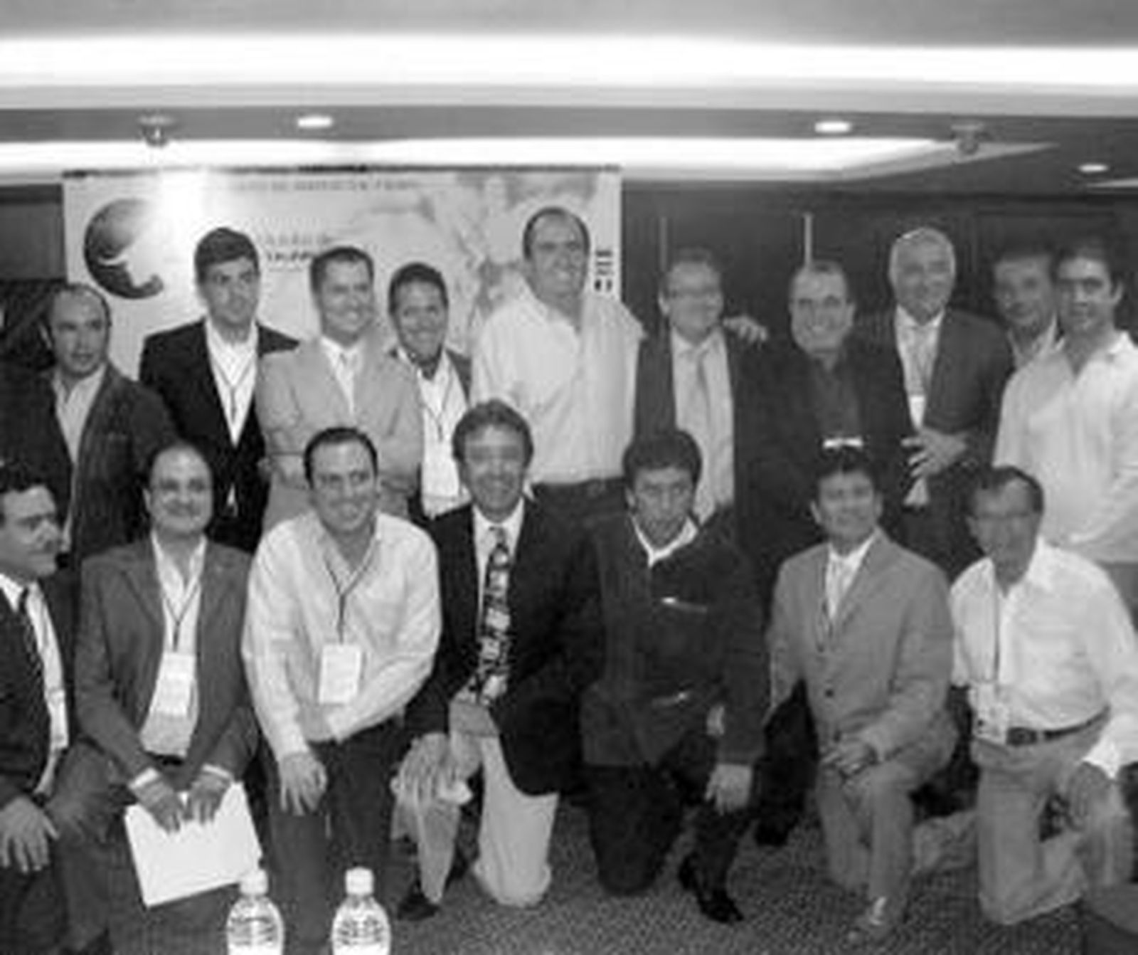 Los miembros de la primera junta de la Federación Mundial de Escuelas.