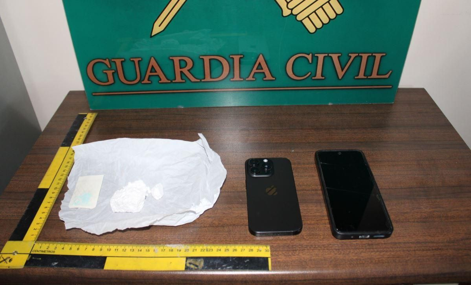 Cocaína requisada a dos jóvenes en Baena.
