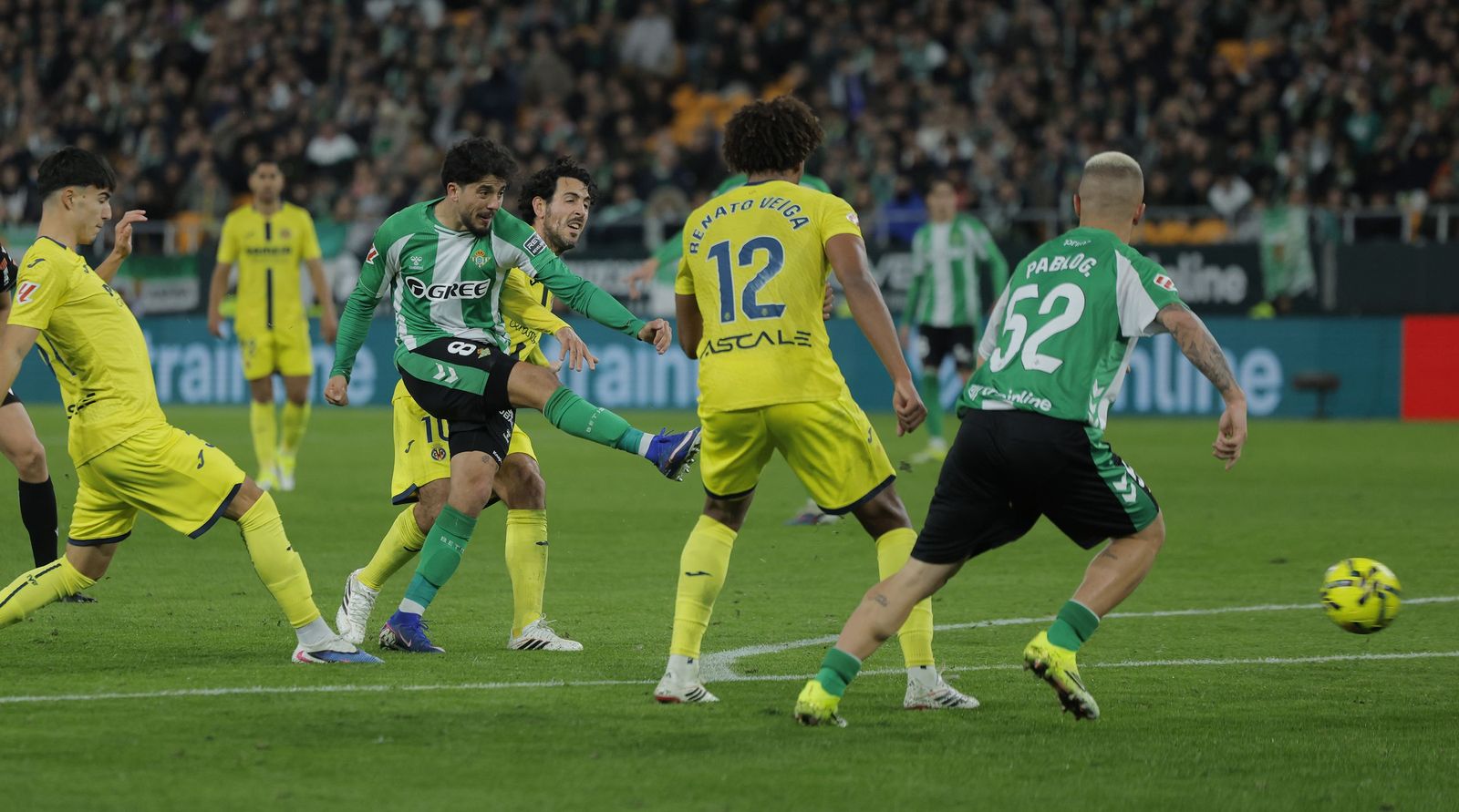 Pablo Fornals dispara con la derecha desde el borde del área para marcar el gol definitivo del Betis.