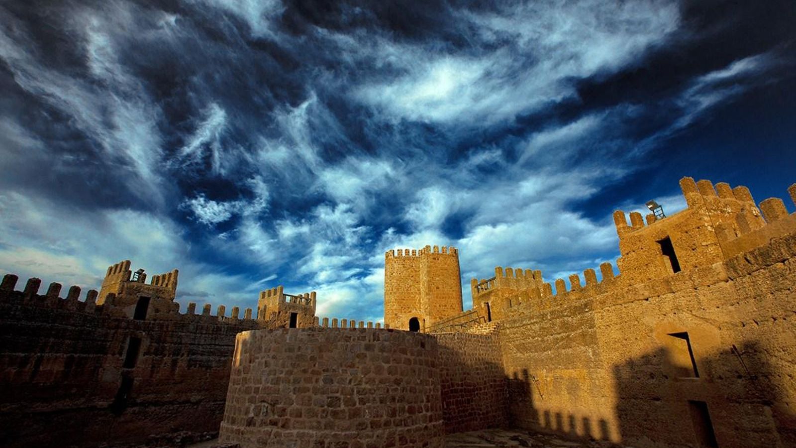 Vistas del recinto amurallado desde el patio de la fortaleza.
