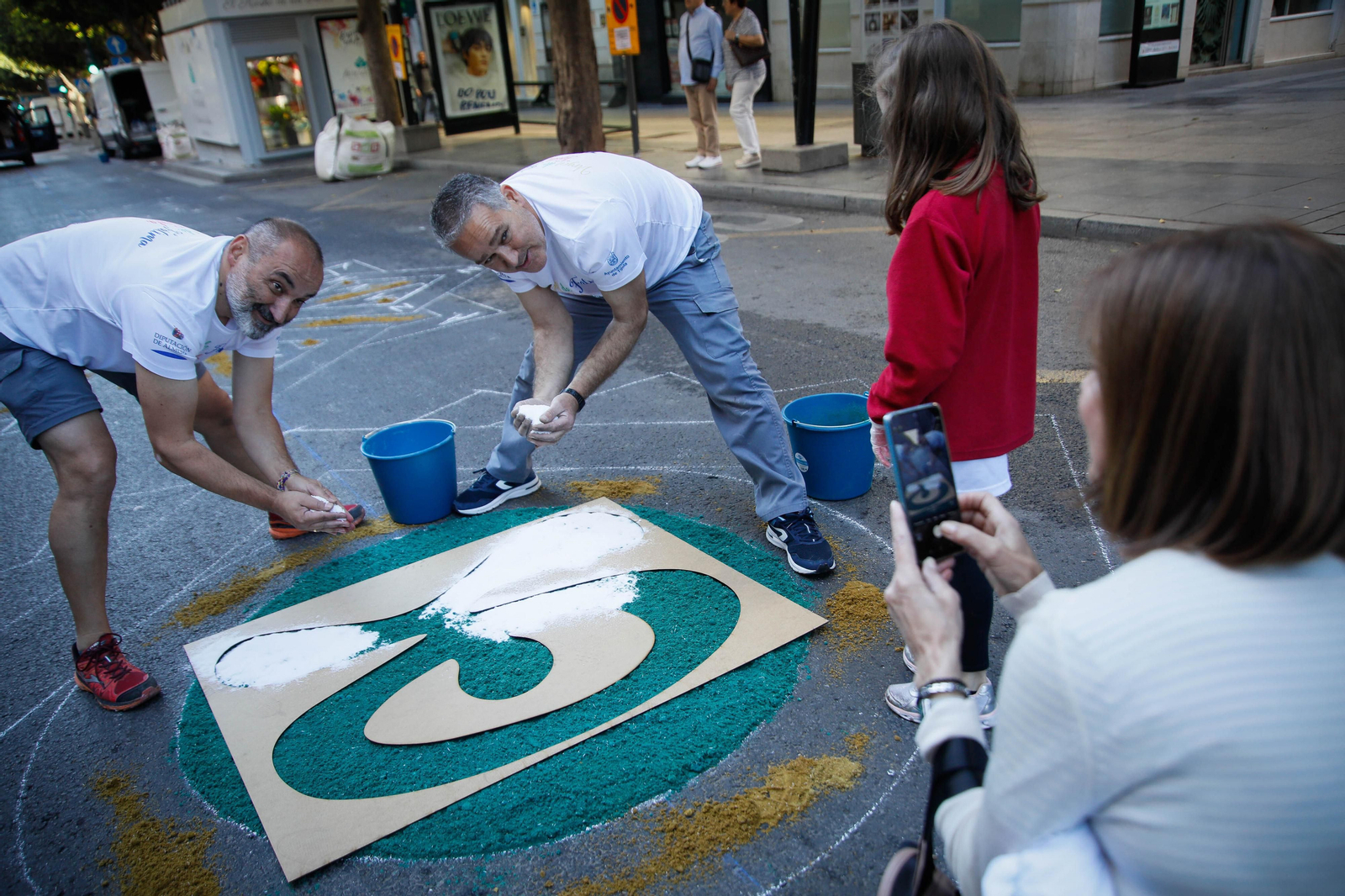Así es la alfombra de serrín de 60 metros en el Paseo de Almería, en imágenes.