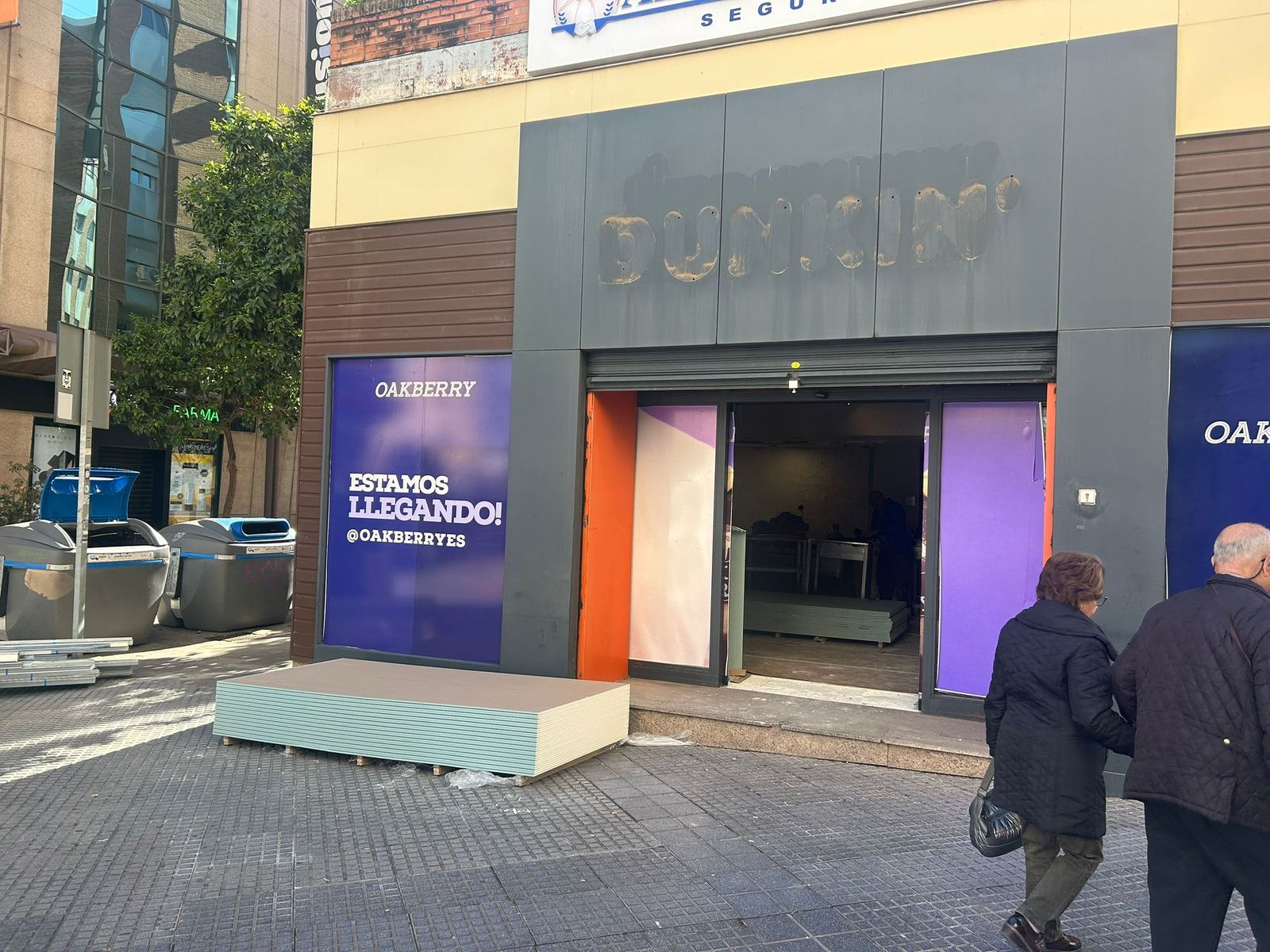 La fachada del local, con el cartel de Dunkin' ya retirado y la inminente apertura de Oakberryes.