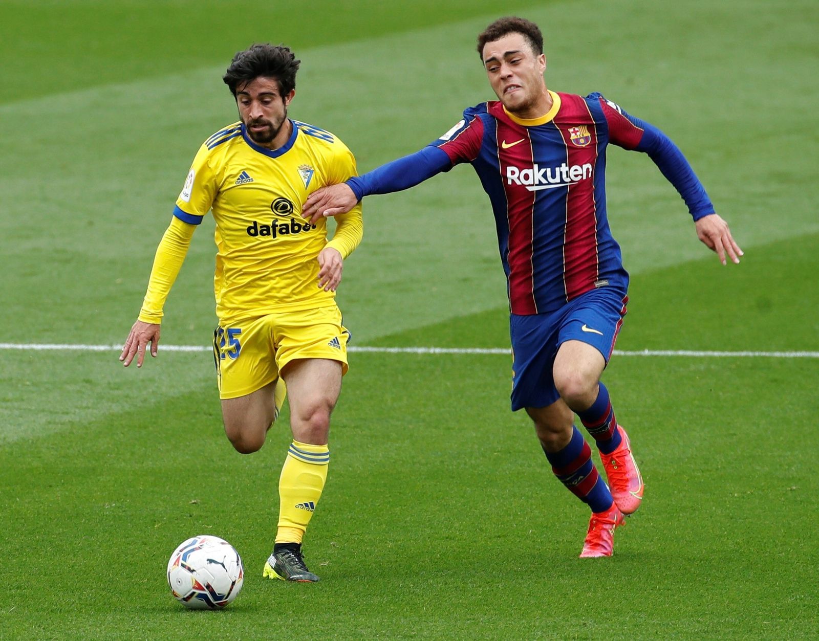 El cadista Jairo Izquierdo trata de marcharse de Dest.