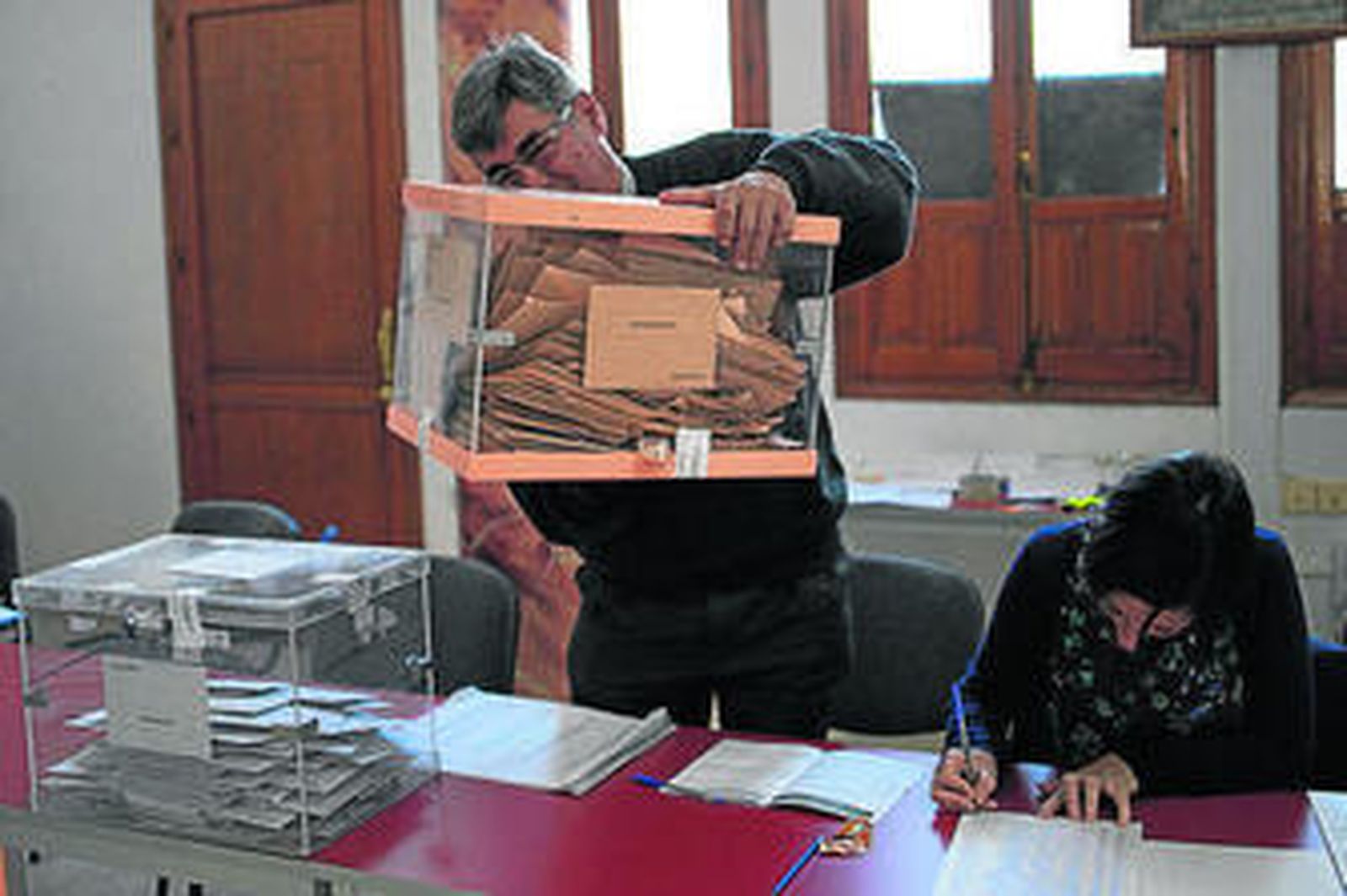 Recogida de una urna en Ronda.