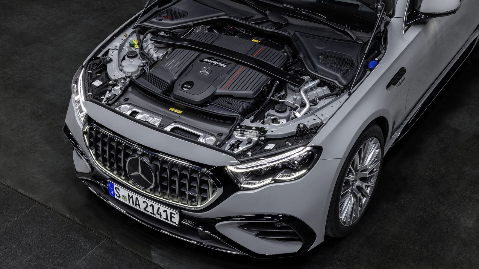 El motor térmico es un seis cilindros en línea, mientras que el eléctrico se integra en la caja de cambios automática de nueve marchas.