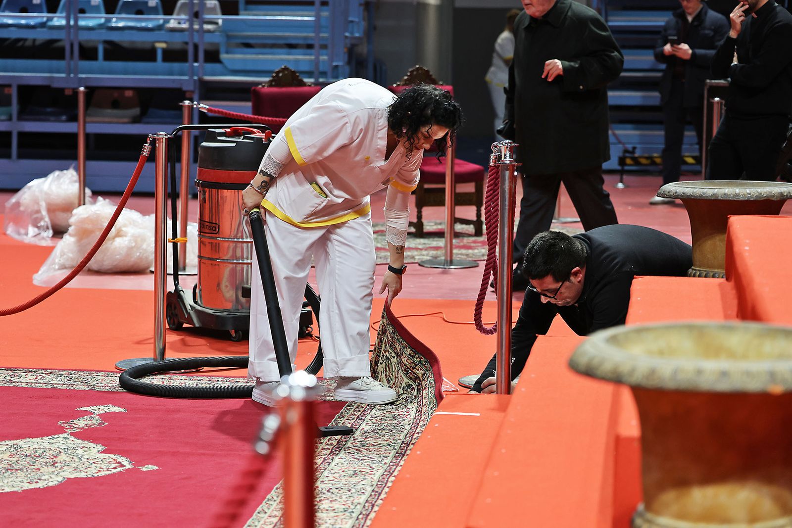 Últimos preparativos para la Misa funeral por las víctimas de Adamuz