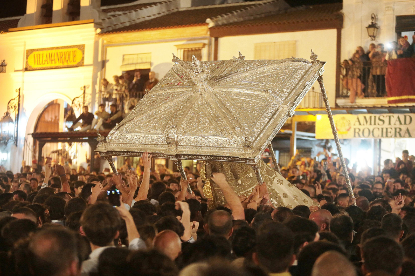 El Rocío 2023: Salto a la reja y procesión de la Virgen del Rocío en imágenes