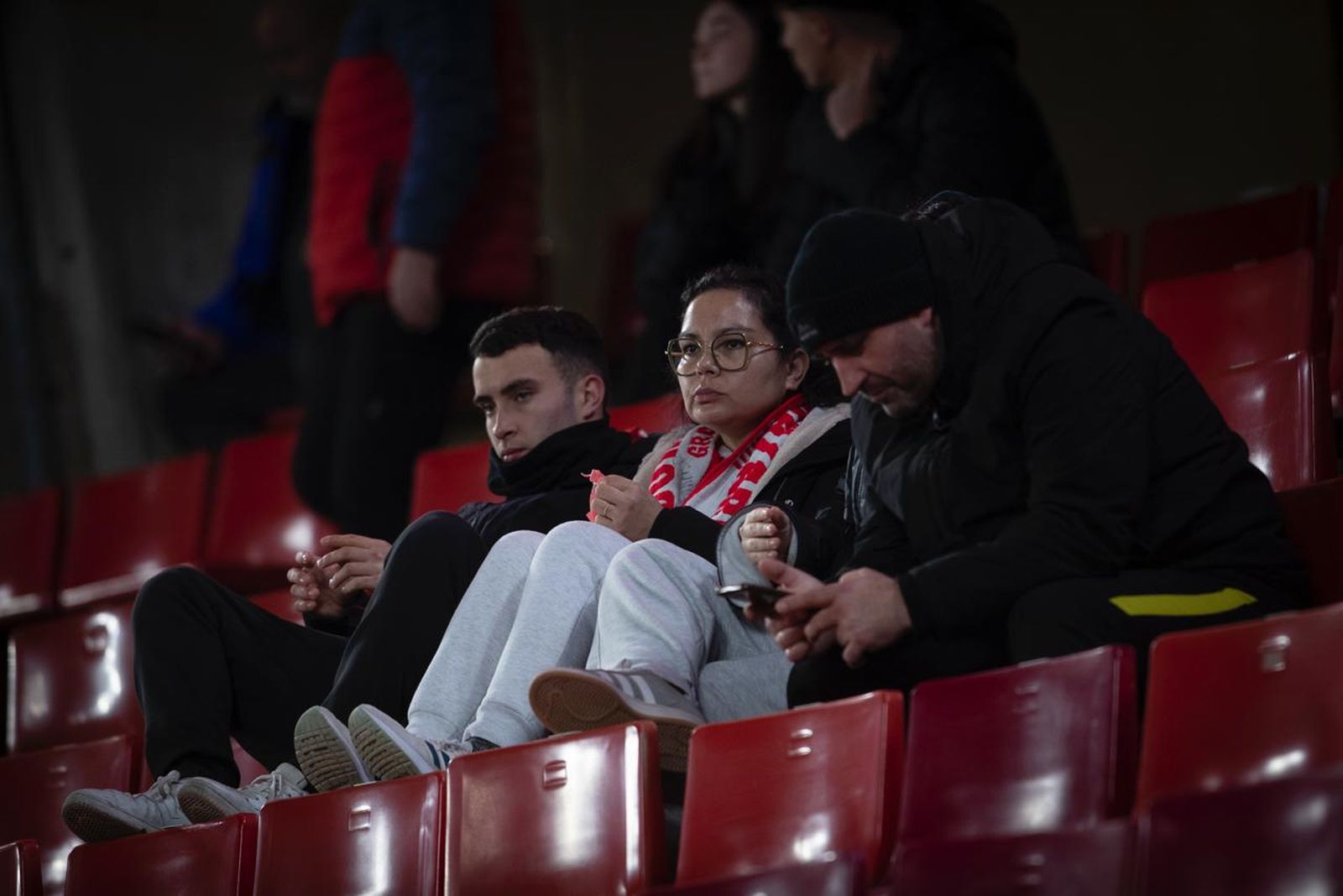Encuéntrate en la grada del Estadio Nuevo Los Cármenes durante el Granada CF-Racing de Santander