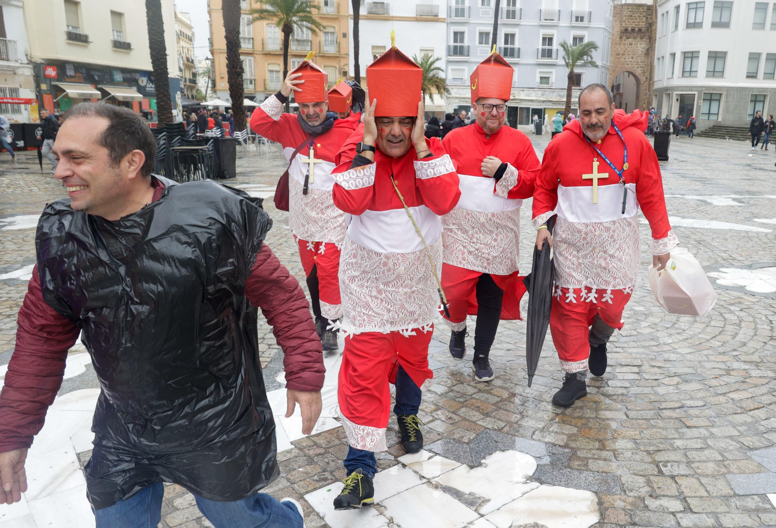 Las imágenes de un domingo de Carnaval en Cádiz pasado por agua