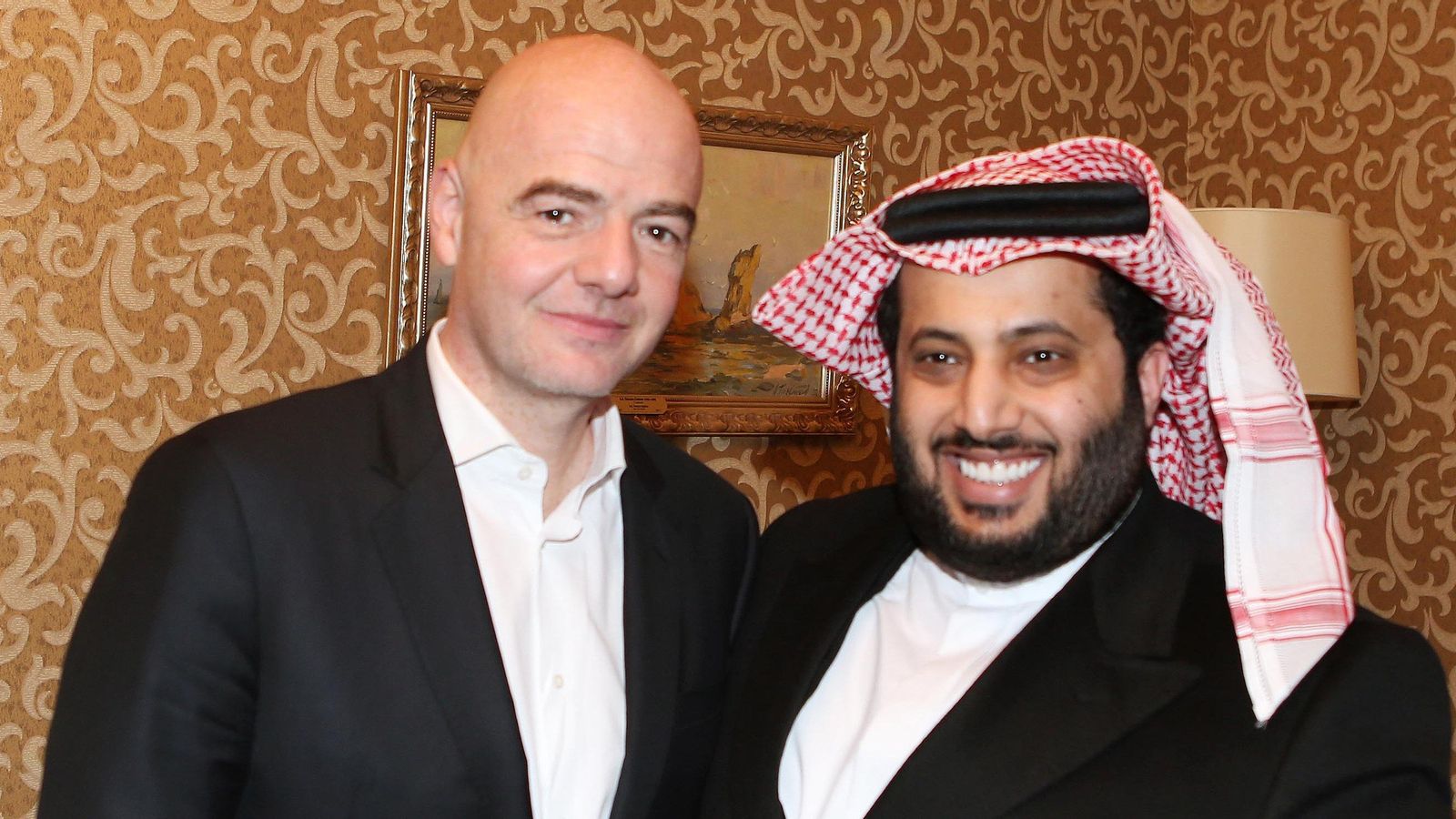 Al Sheikh está bien relacionado en el fútbol mundial. En la imagen junto a Gianni Infantino, presidente de FIFA