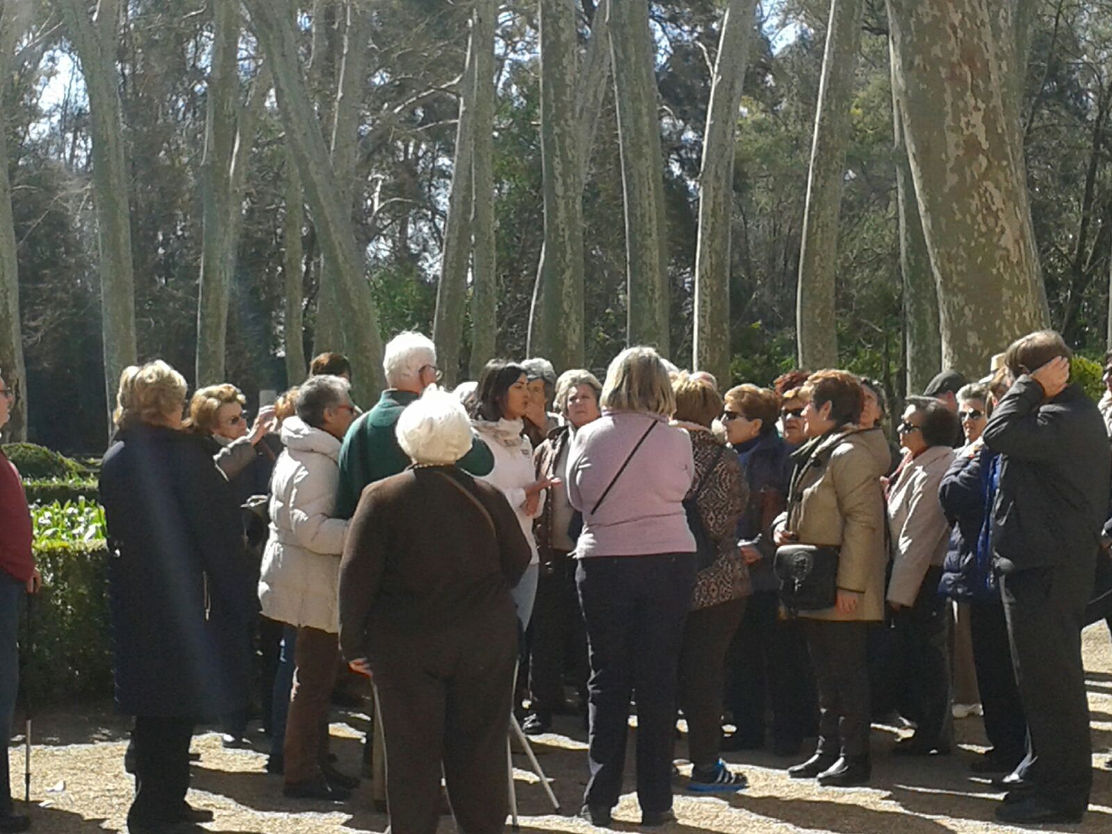 Un grupo de turistas durante su vista al Palacio de Moratalla.