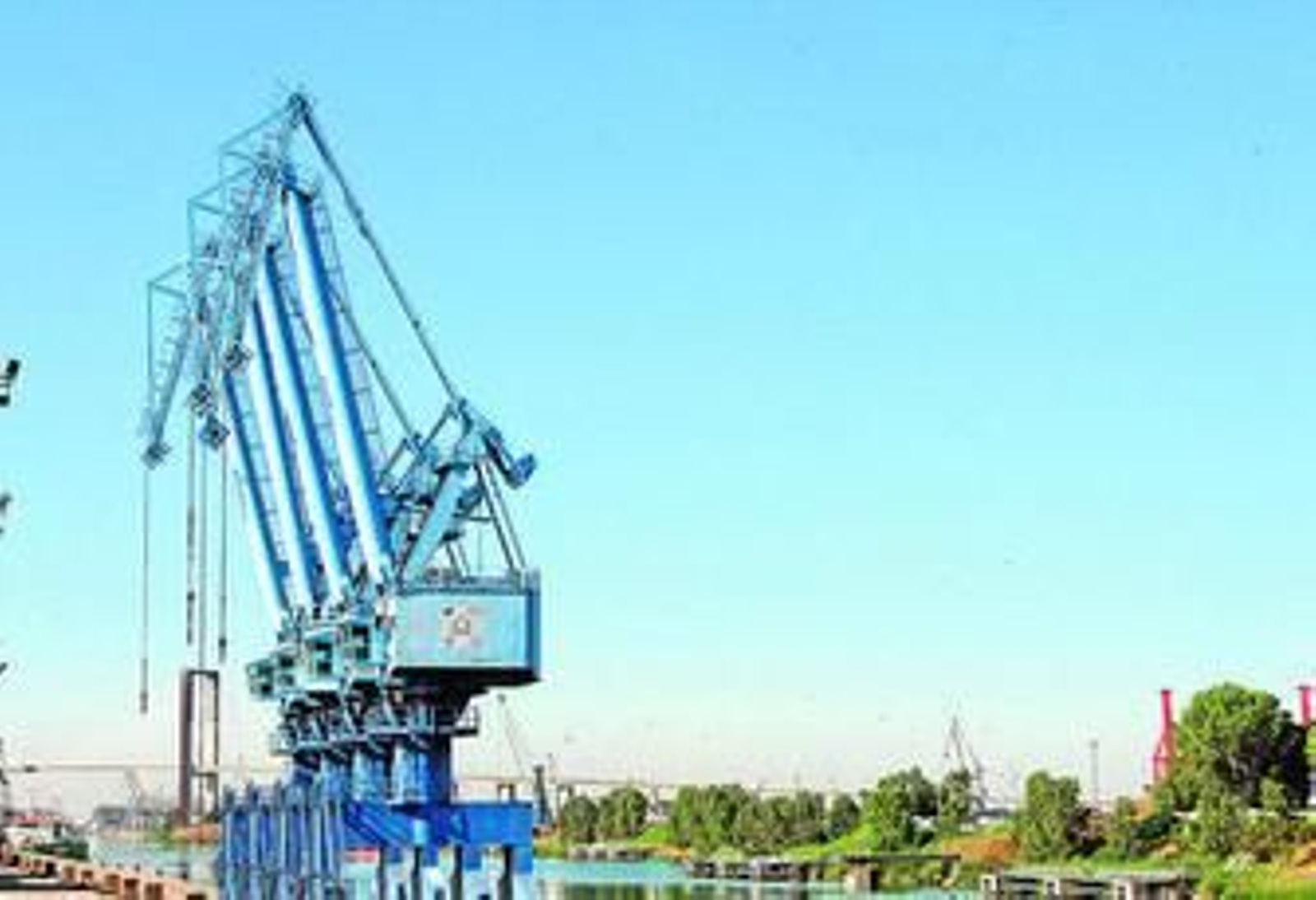 Grúas en la zona de muelles que se aprecia desde la avenida de la Raza.