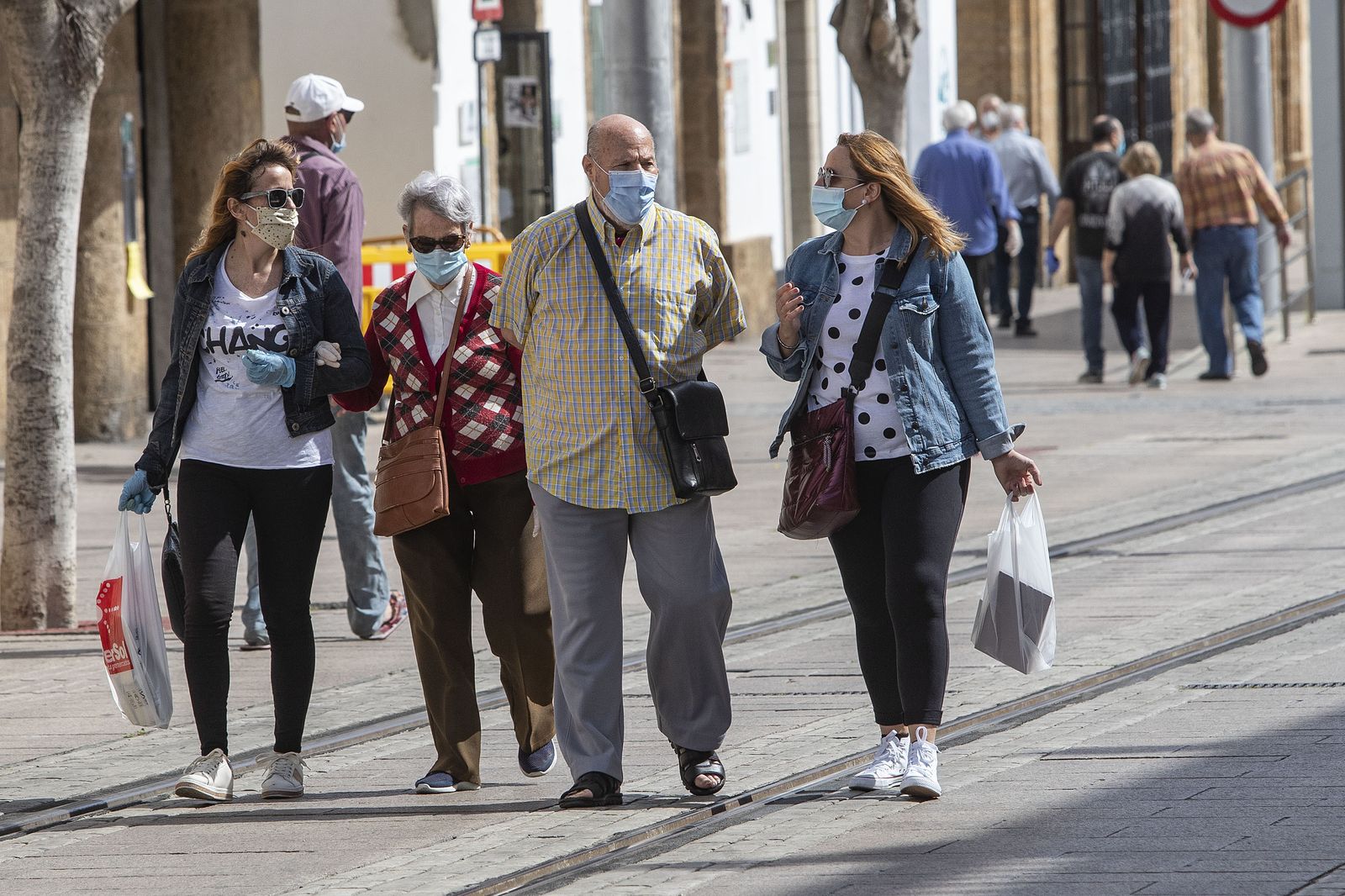 Ciudadanos por la calle Real.
