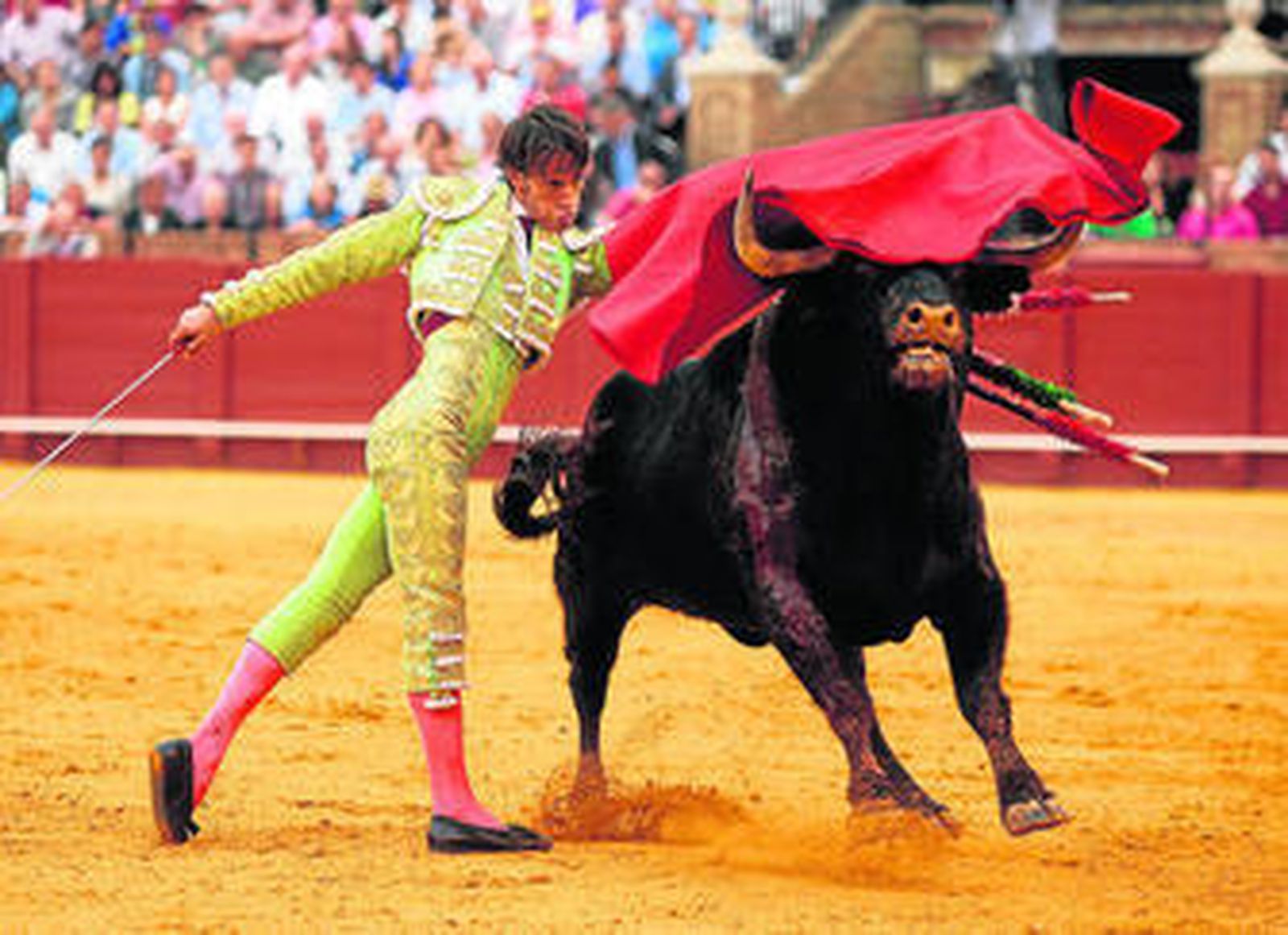 El sevillano Antonio Nazaré, en un pase de pecho al tercer toro de la tarde.