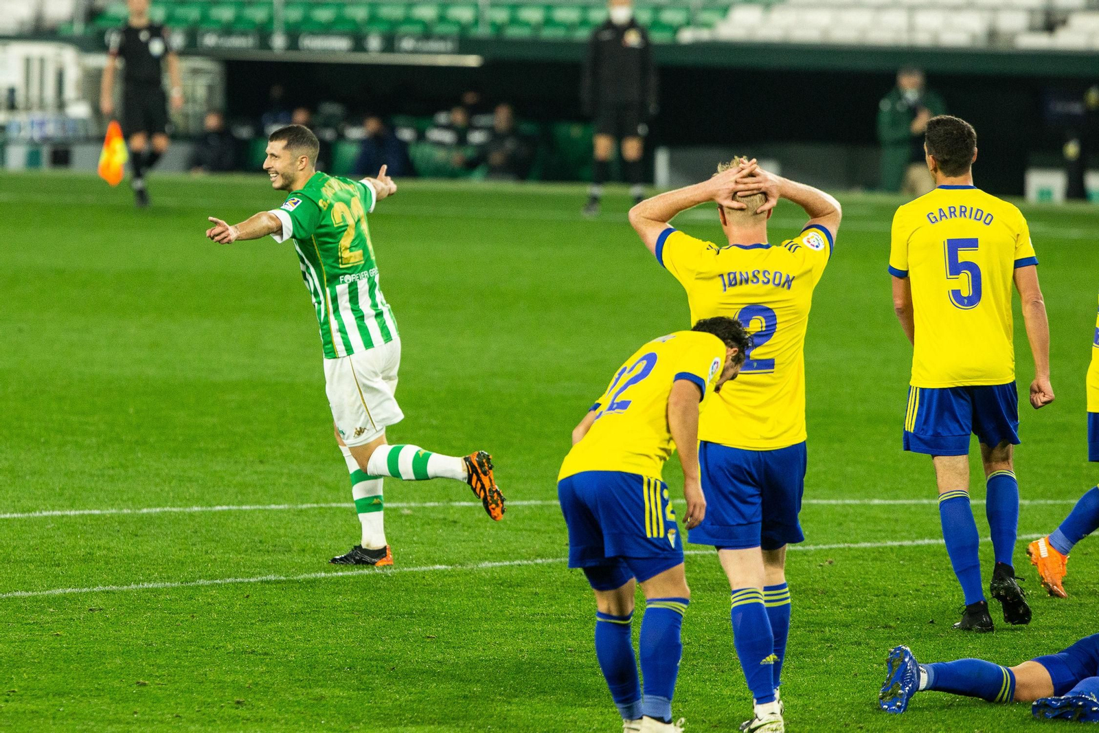 Desolación cadista tras el gol del Betis en la primera vuelta.