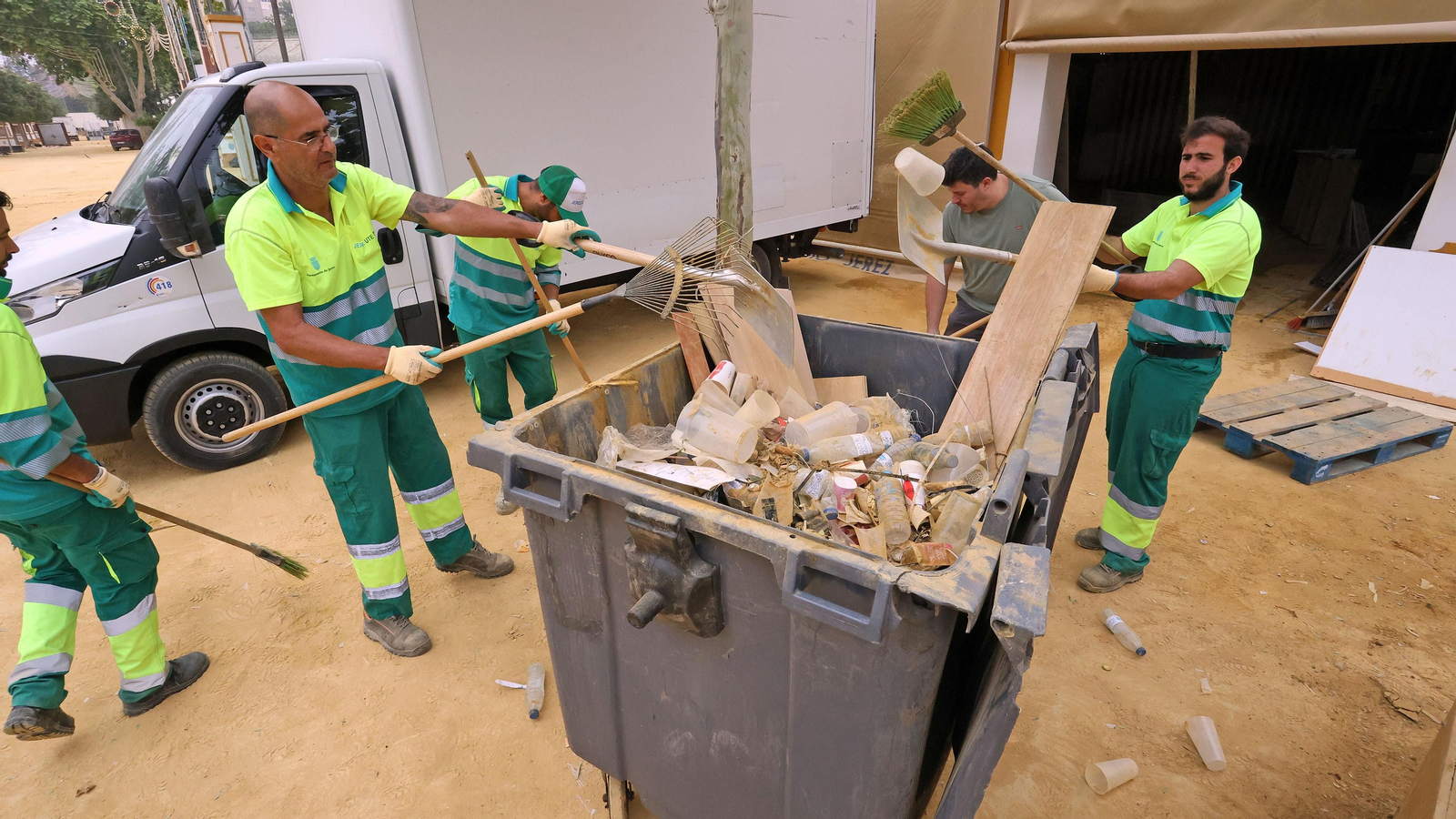 Continúan los trabajos de recogida en la Feria de Jerez 2024 Continúan los trabajos de recogida en la Feria de Jerez 2024